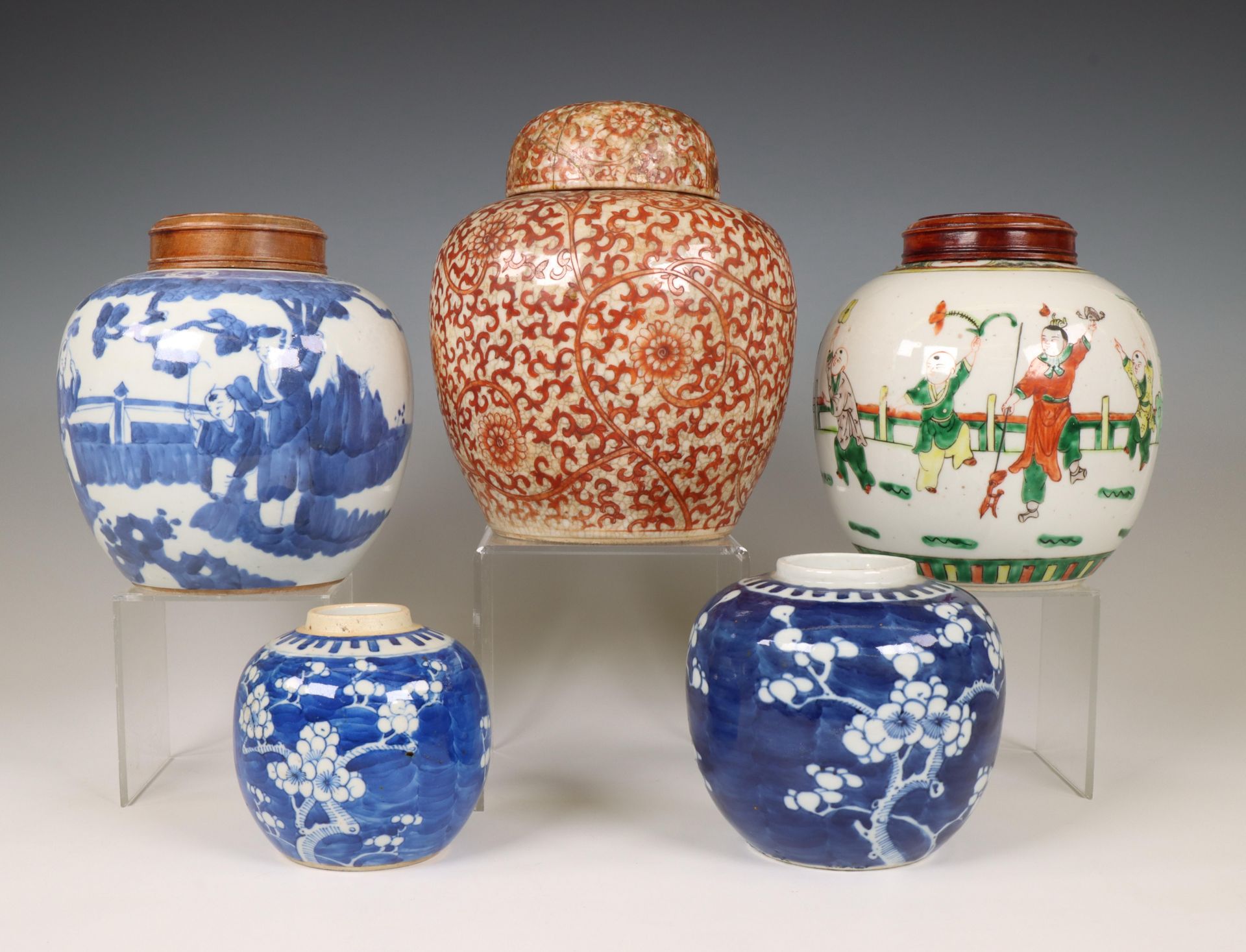 China, vijf verschillende porseleinen gemberpotten, 19e-20e eeuw,