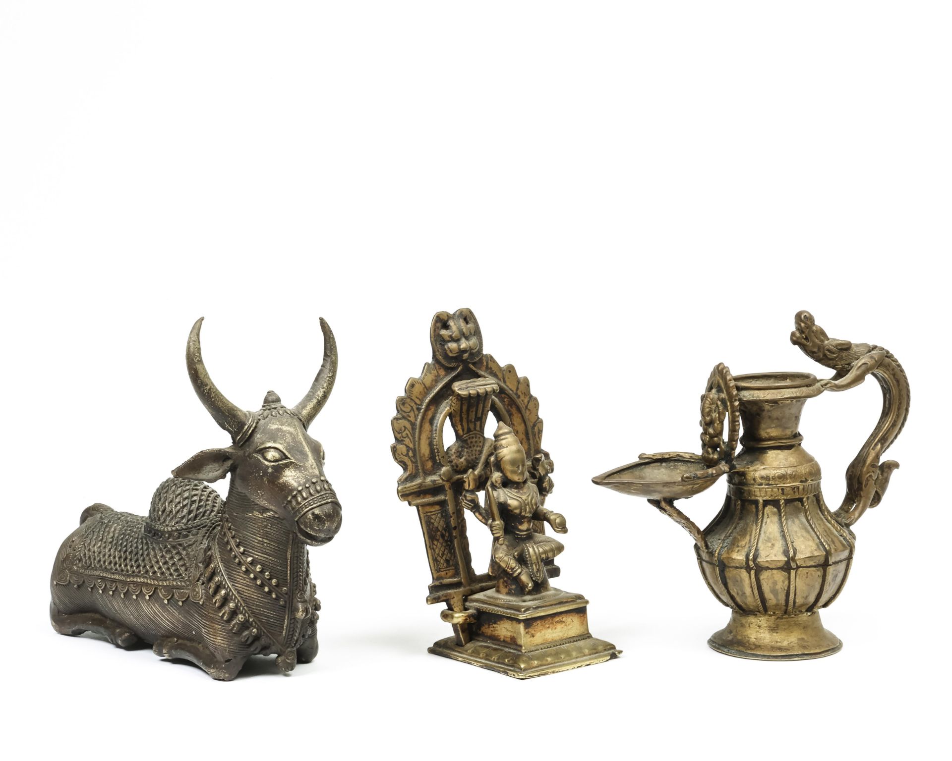 India, twee bronzen sculptuurtjes en Nepal, bronzen olielamp, 20e eeuw, - Image 2 of 2