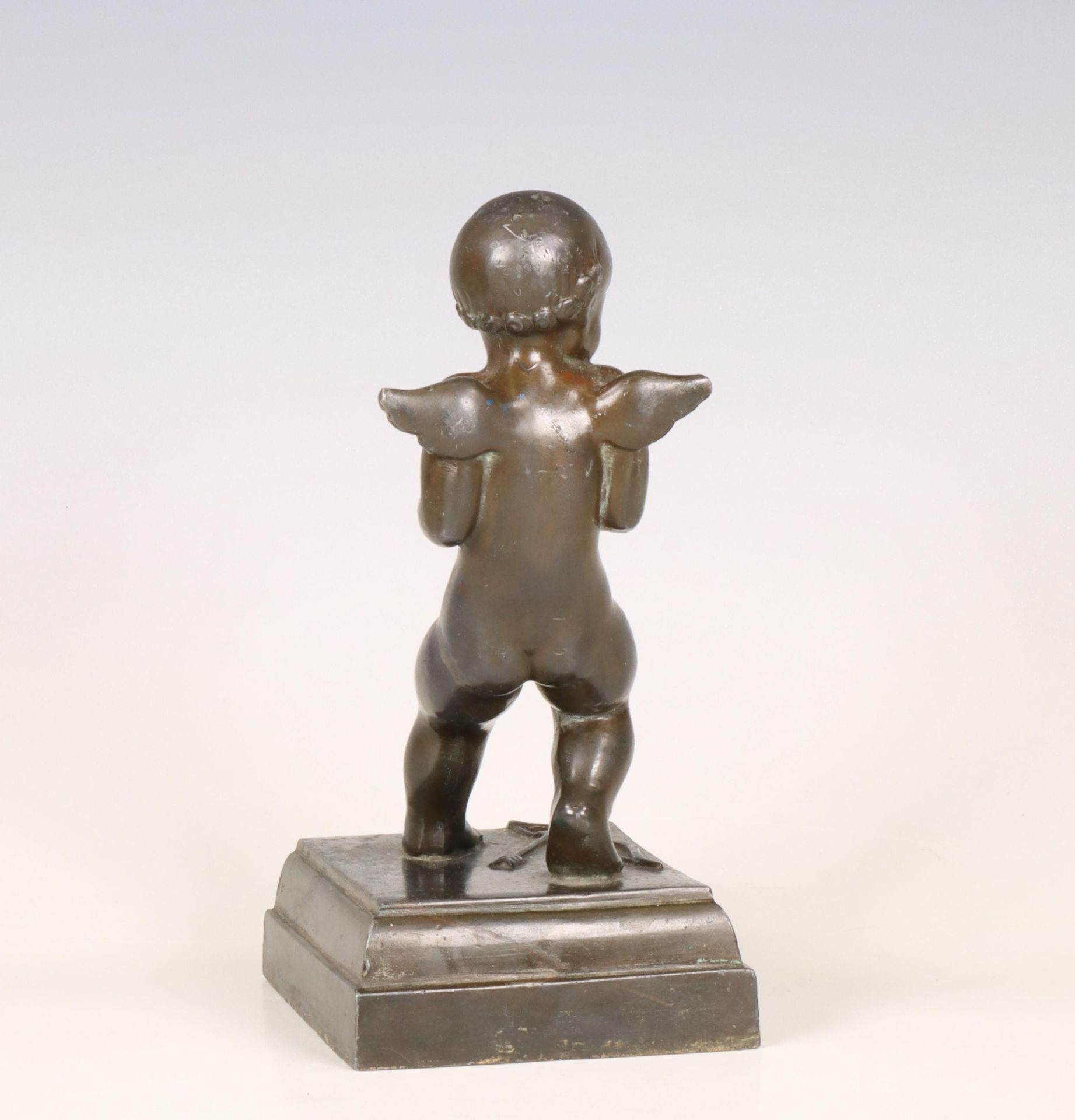 Metalen sculptuur van Cupido met hart in zijn handen, ca. 1930. - Bild 2 aus 5