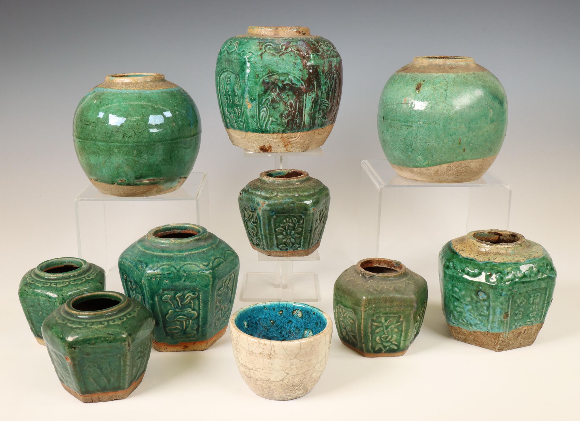 China, collectie groengeglazuurde aardewerken gemberpotten, begin 20e eeuw,