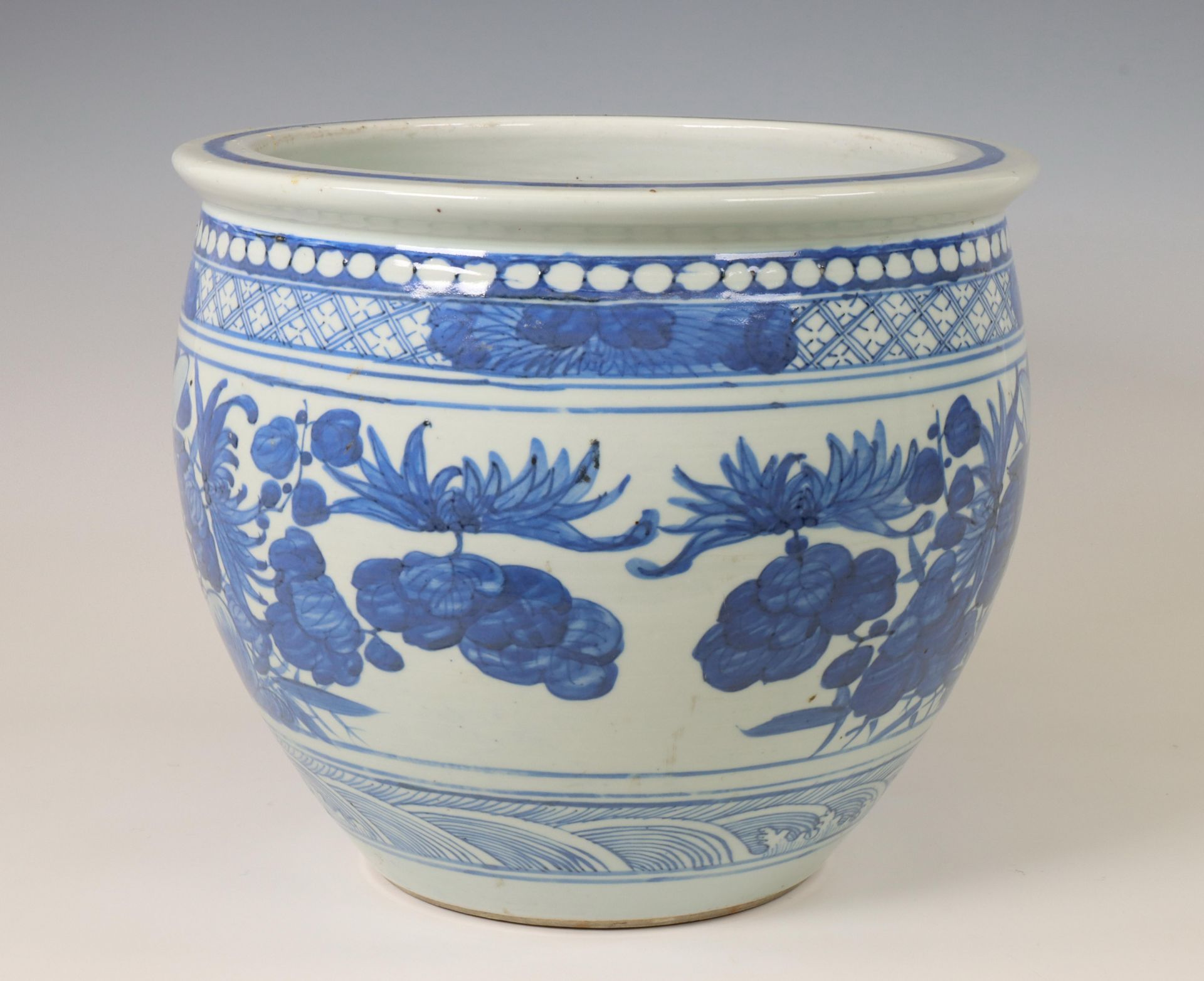 China, blauw-wit porseleinen jardinière, 20e eeuw, - Image 2 of 3