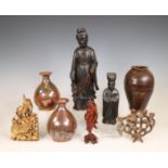 Azië, diverse houten sculpturen en aardewerken vazen,