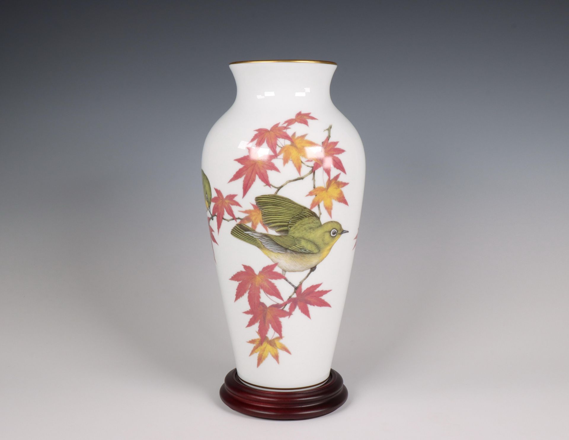 Franklin porcelain, een porseleinen vaas 'Herfst Gezellen' door Ryu Okazaki, 1981,