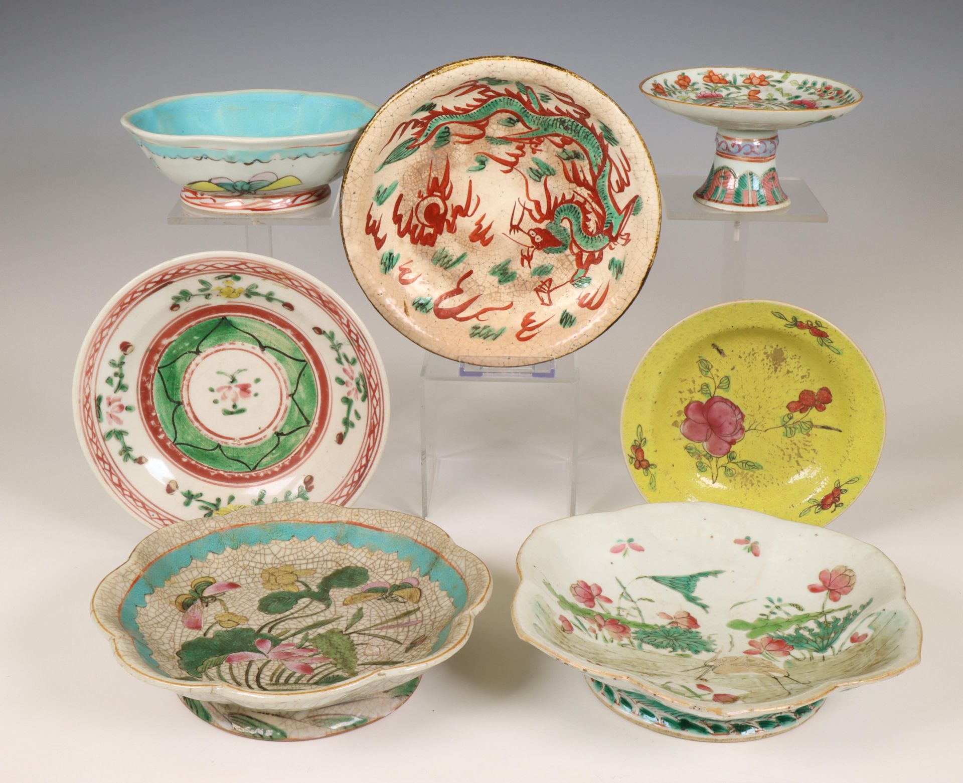 China, zeven verschillende polychrome borden en tazza's, modern,