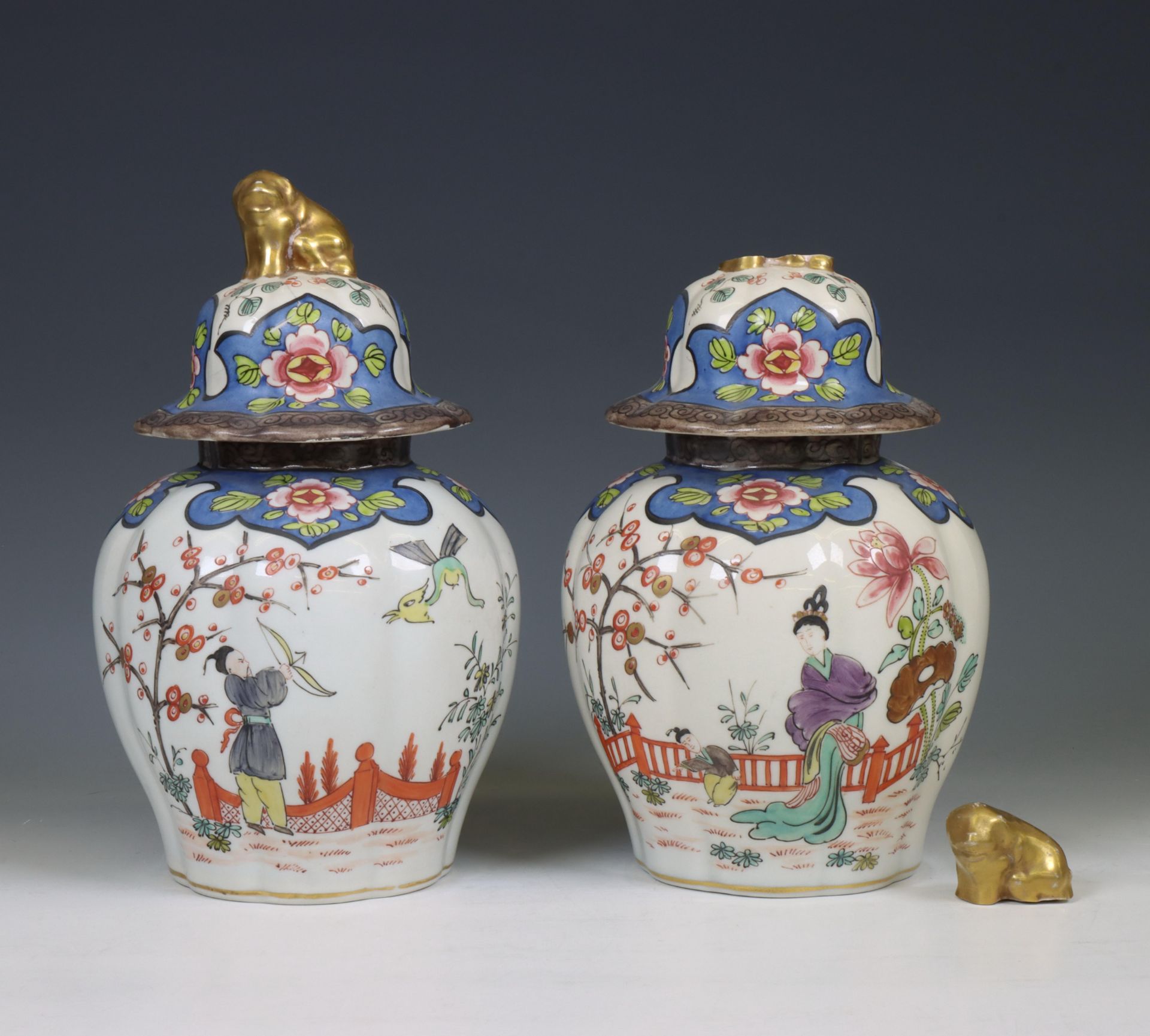 China, crèmegeglazuurde aardewerken balusterpot, 20e eeuw, - Image 2 of 4