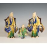 China, drie geglazuurd aardewerken figuren van Shoulao, modern,