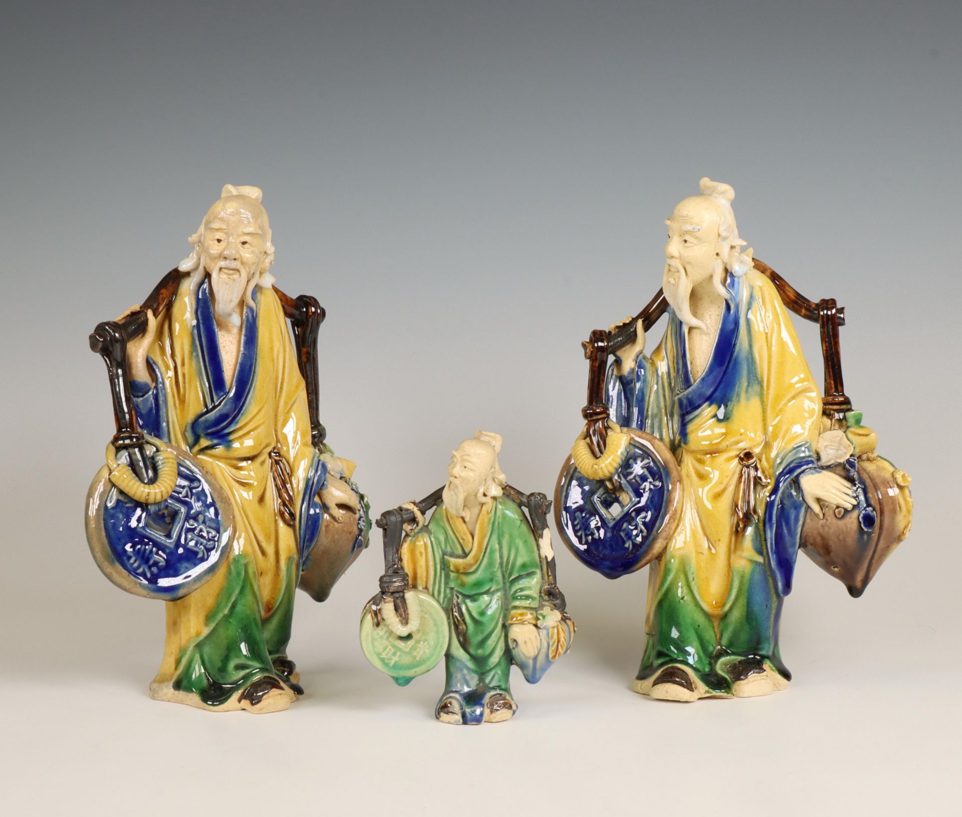 China, drie geglazuurd aardewerken figuren van Shoulao, modern,