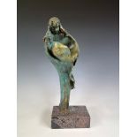 Onbekend, bronzen sculptuur, moeder met kind op stenen sokkel.