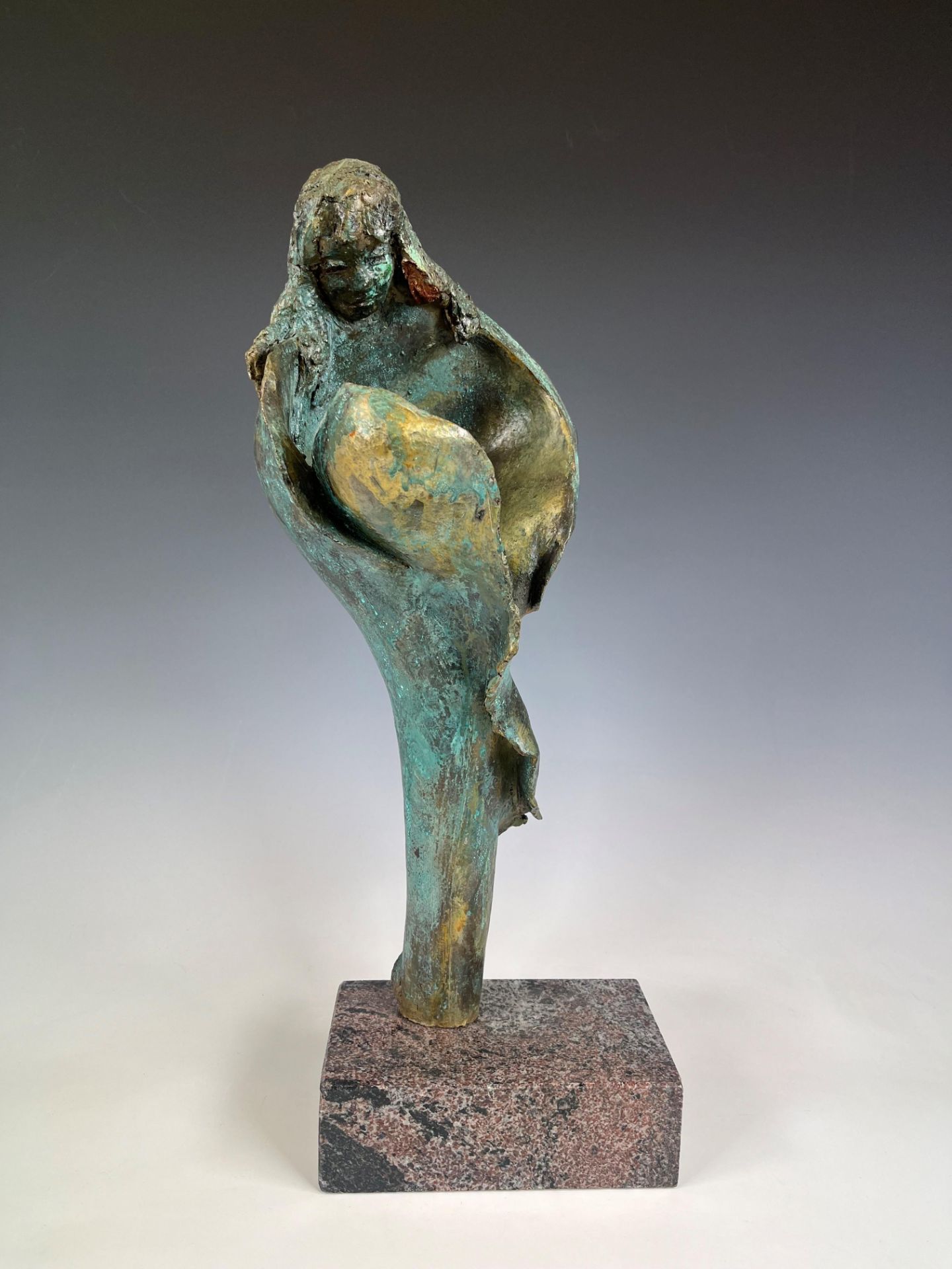 Onbekend, bronzen sculptuur, moeder met kind op stenen sokkel.