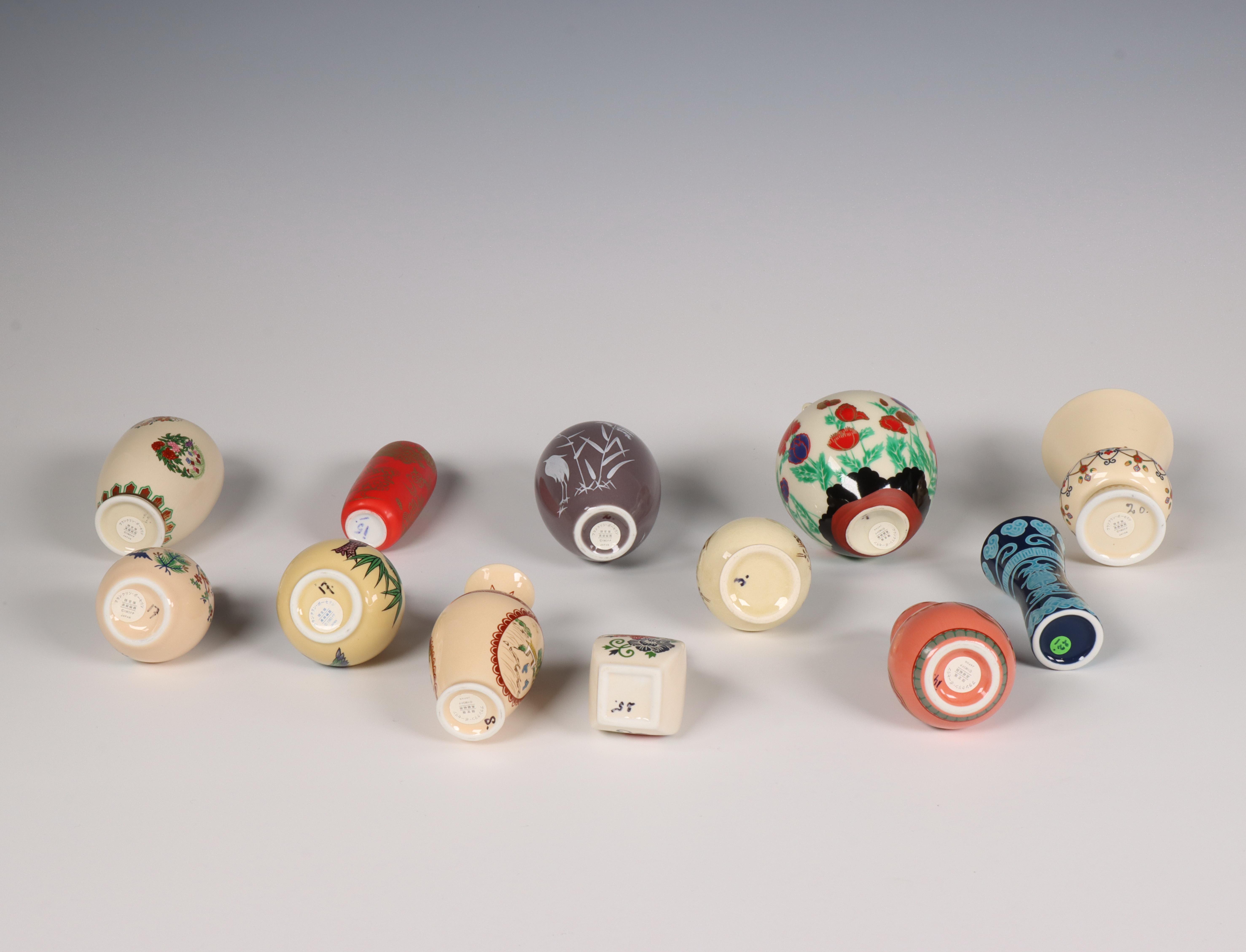 Japan, collectie gekleurde porseleinen miniatuurvaasjes, modern, - Image 2 of 2