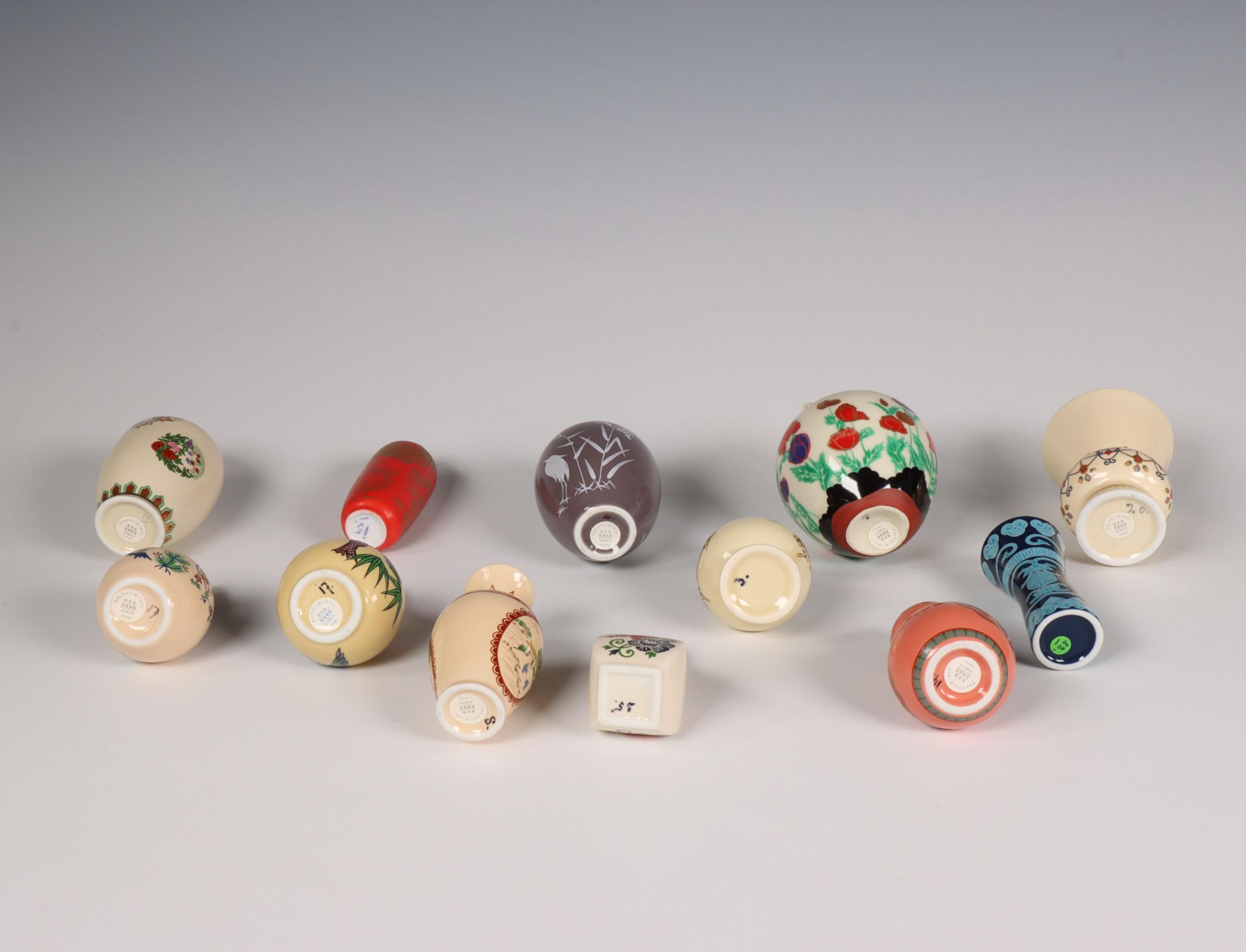 Japan, collectie gekleurde porseleinen miniatuurvaasjes, modern, - Bild 2 aus 2