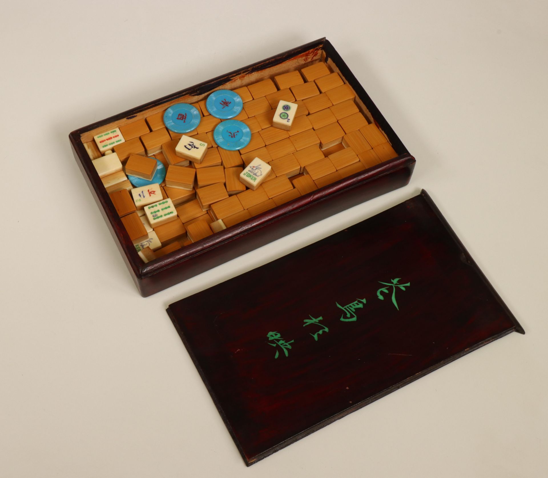 Mahjong spel in hardhouten kist, 20e eeuw