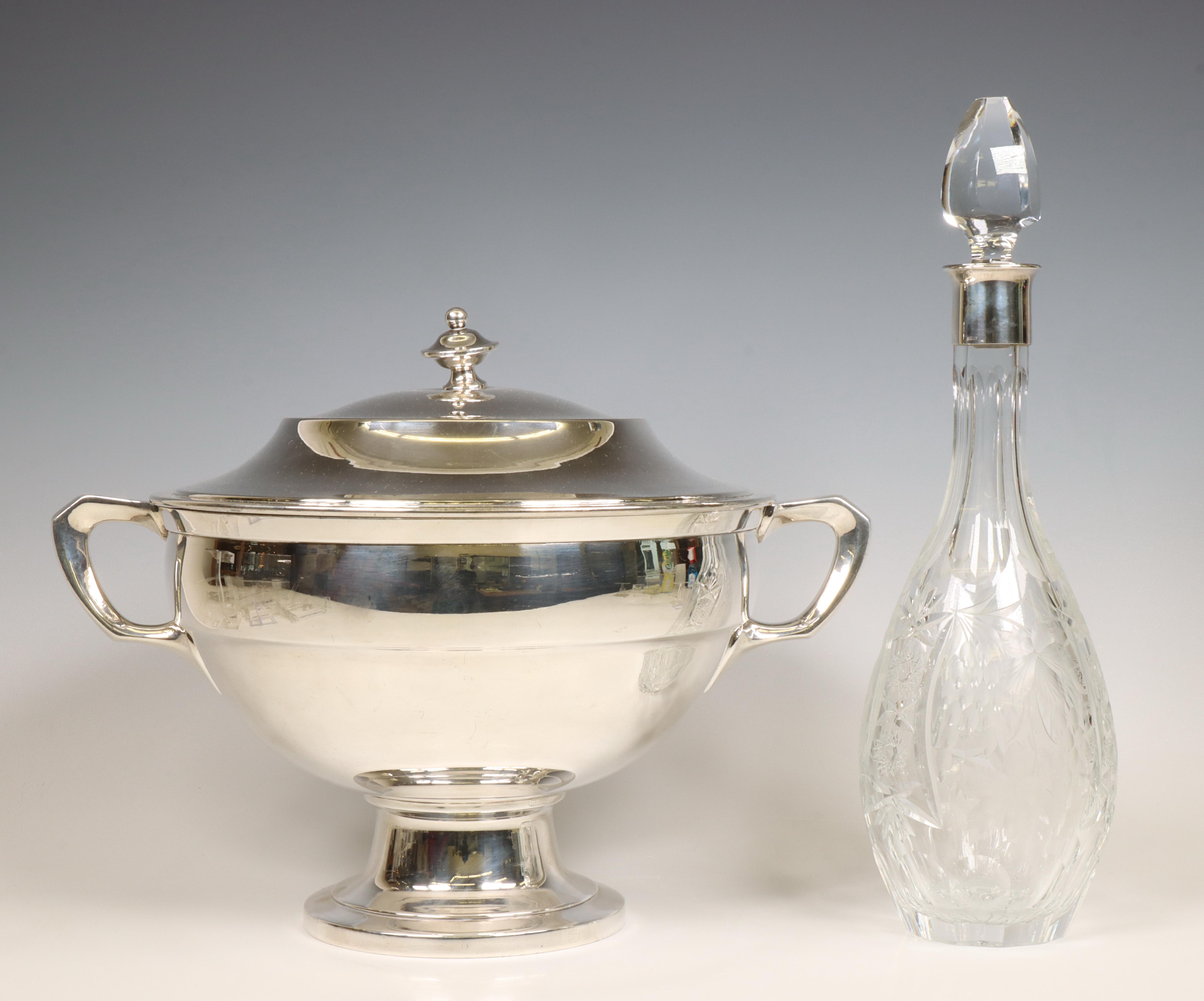 Verzilverde terrine gemerkt Wellner & Söhne en kristal geslepen karaf met zilveren montuur, 20e eeuw