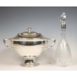 Verzilverde terrine gemerkt Wellner & Söhne en kristal geslepen karaf met zilveren montuur, 20e eeuw