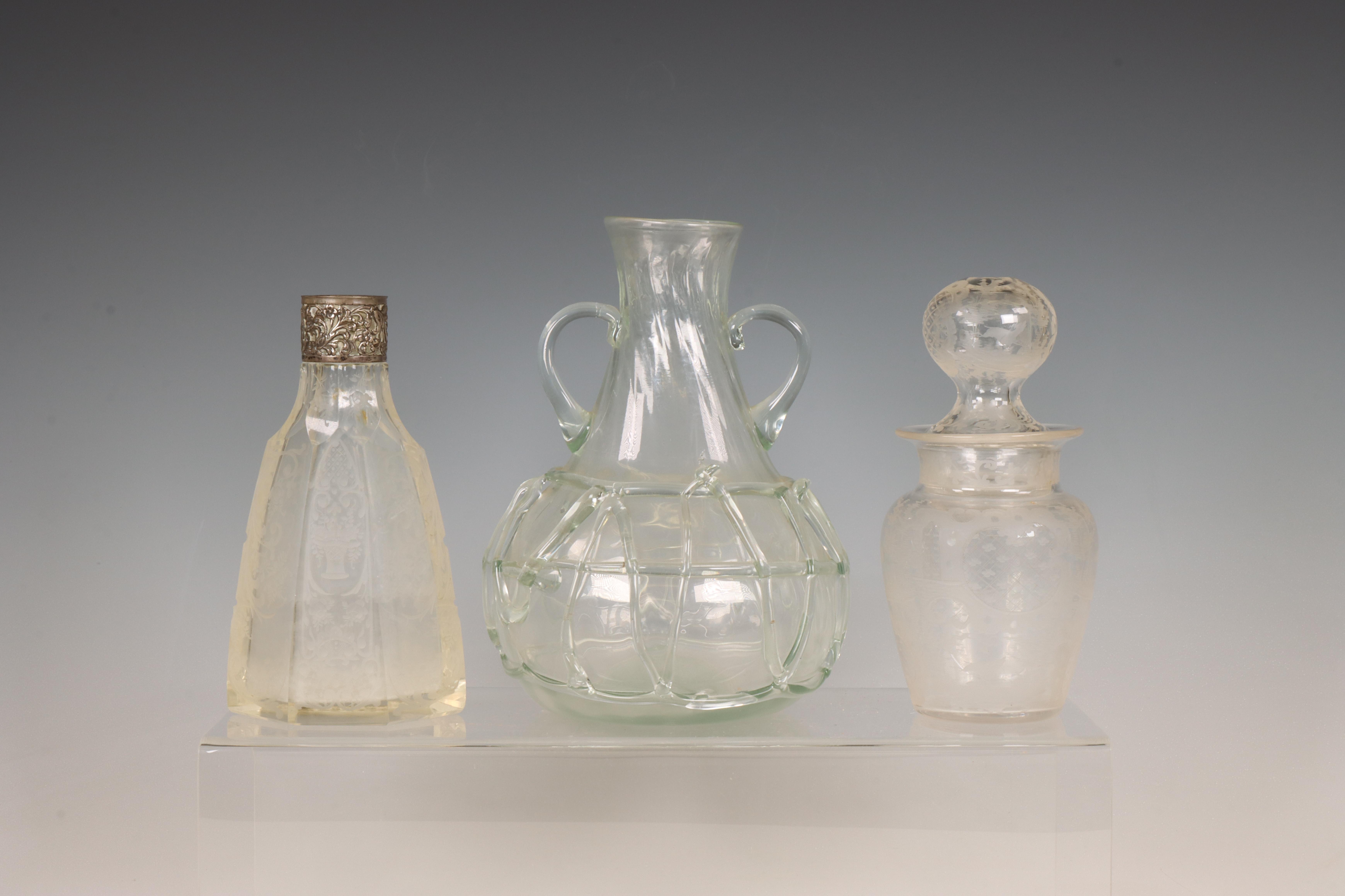 Drie stuks divers glaswerk, 19e eeuw.