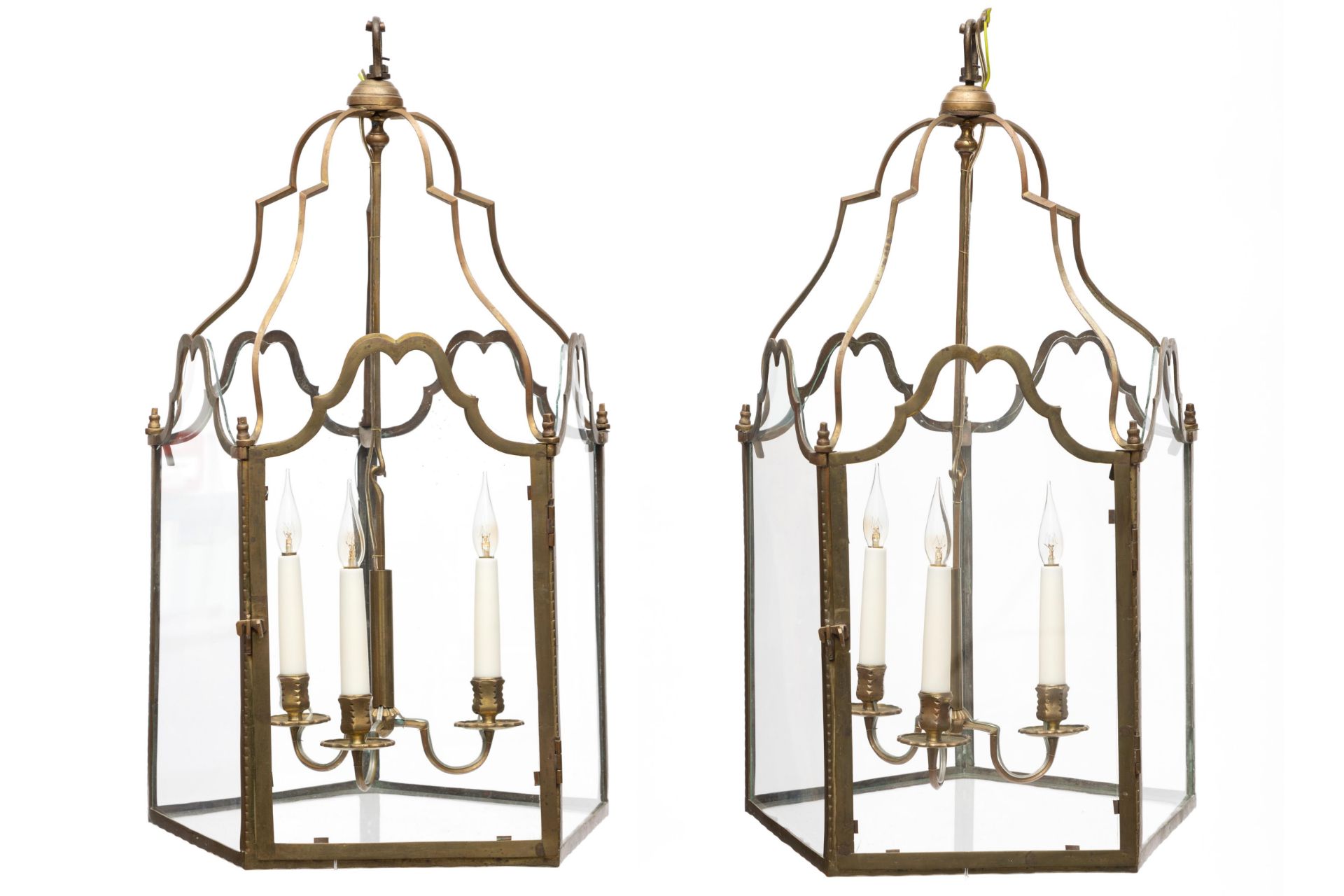 Frankrijk, paar verguld bronzen Pentagon-vormige lantaarns, Régence stijl, vroeg 19e eeuw;