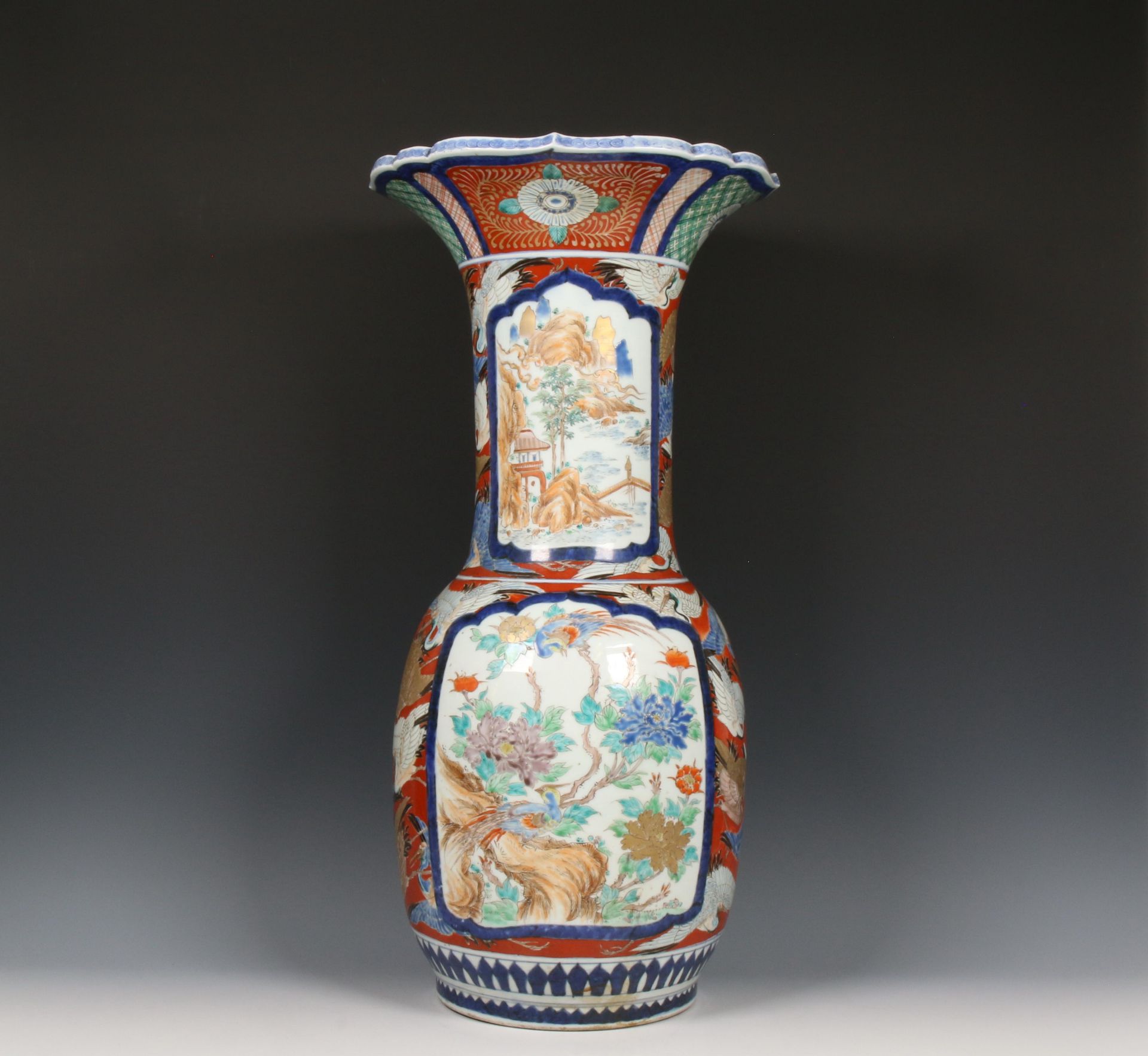 Japan, a large Imari porcelain vase, Meiji period (1868-1912), - Bild 5 aus 6