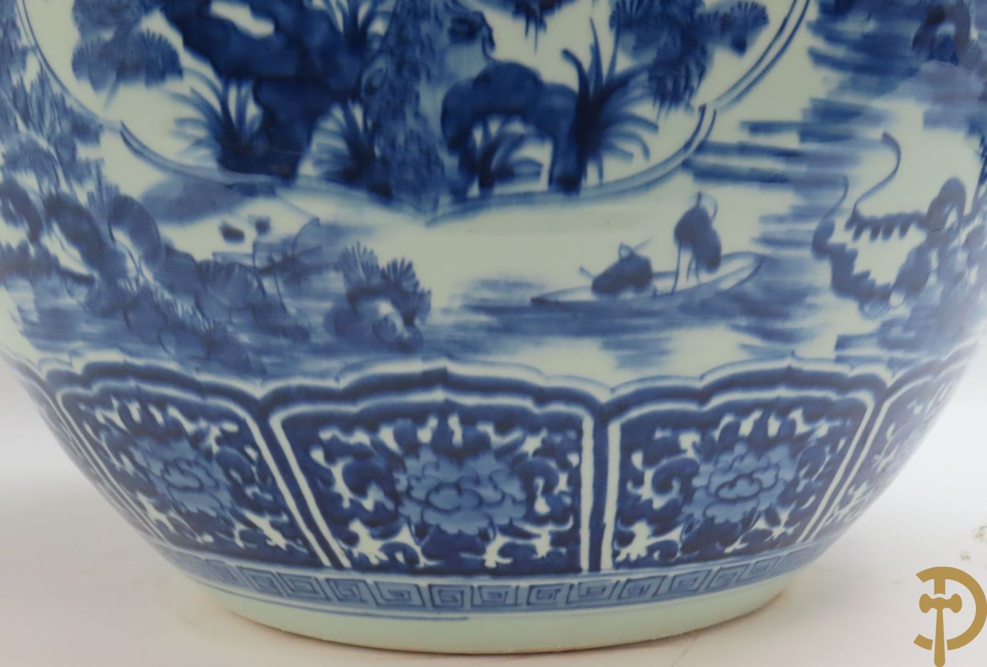 Grote dekselpotiche van Chinees porseleinen met blauw/wit landschapsdecor en cartouches van bloemen  - Bild 21 aus 34