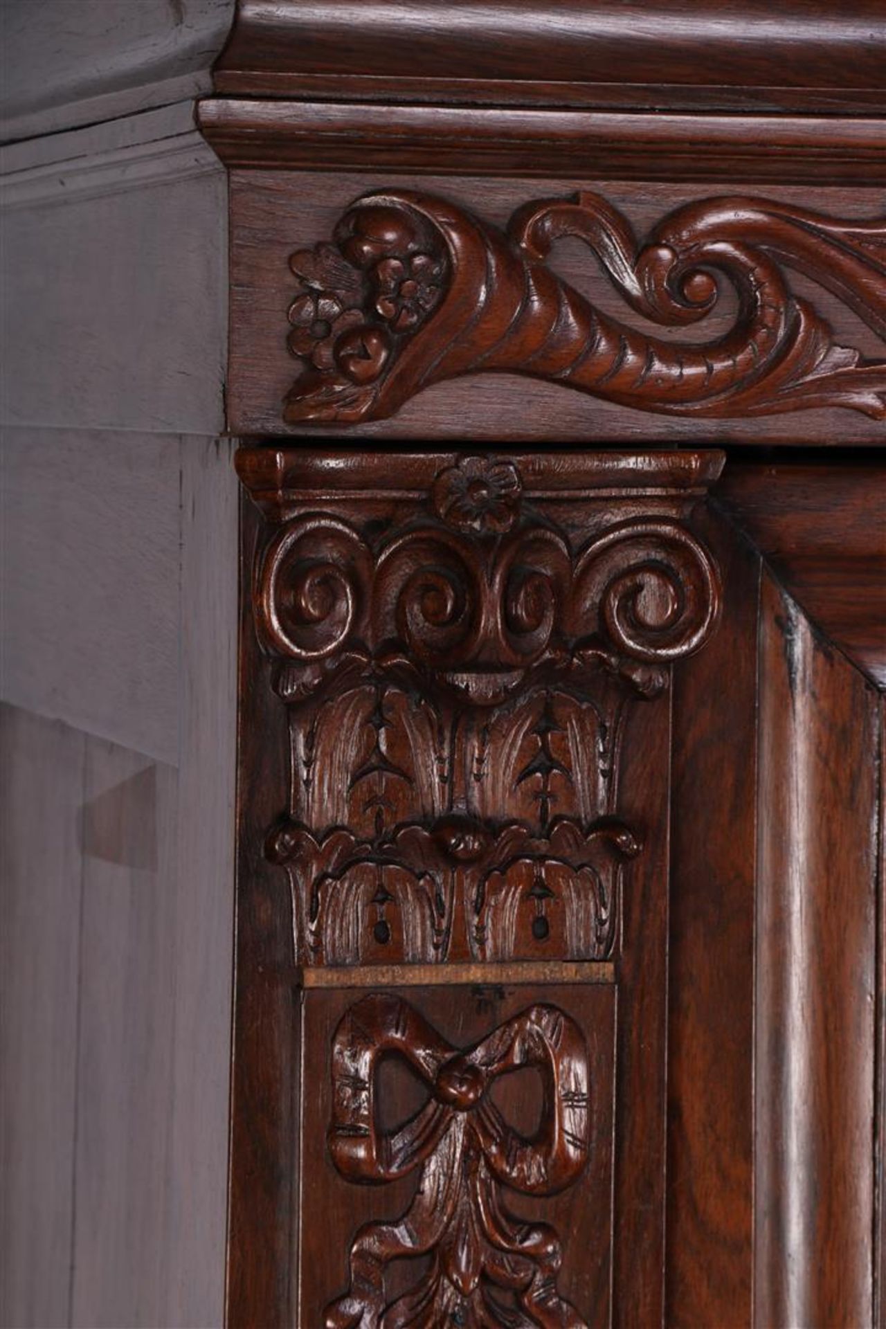 Rosewood veneer on oak 2-door vine cabinet - Image 3 of 6