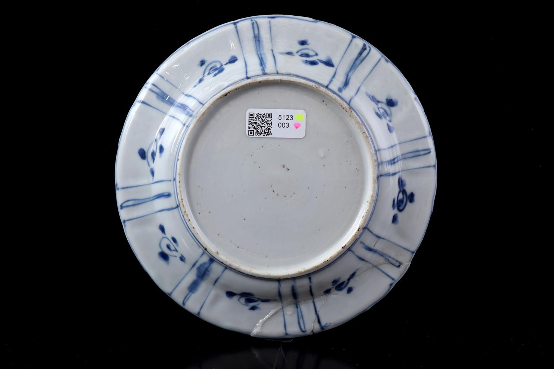 Porcelain dish with cricket, Wanli - Image 3 of 3