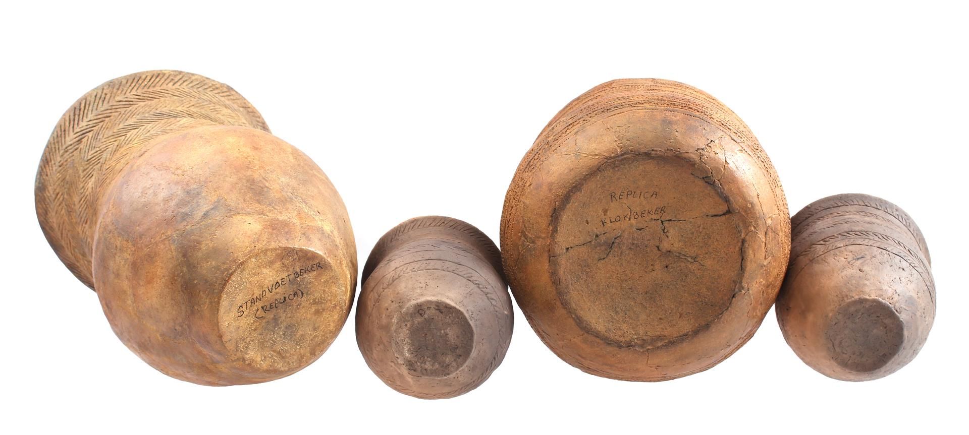 Lot earthenware bell beakers - Image 2 of 2