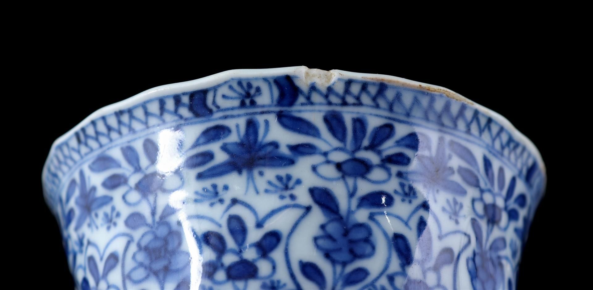 Porcelain cup and 2 saucers, Kangxi/Yongzheng - Image 3 of 5