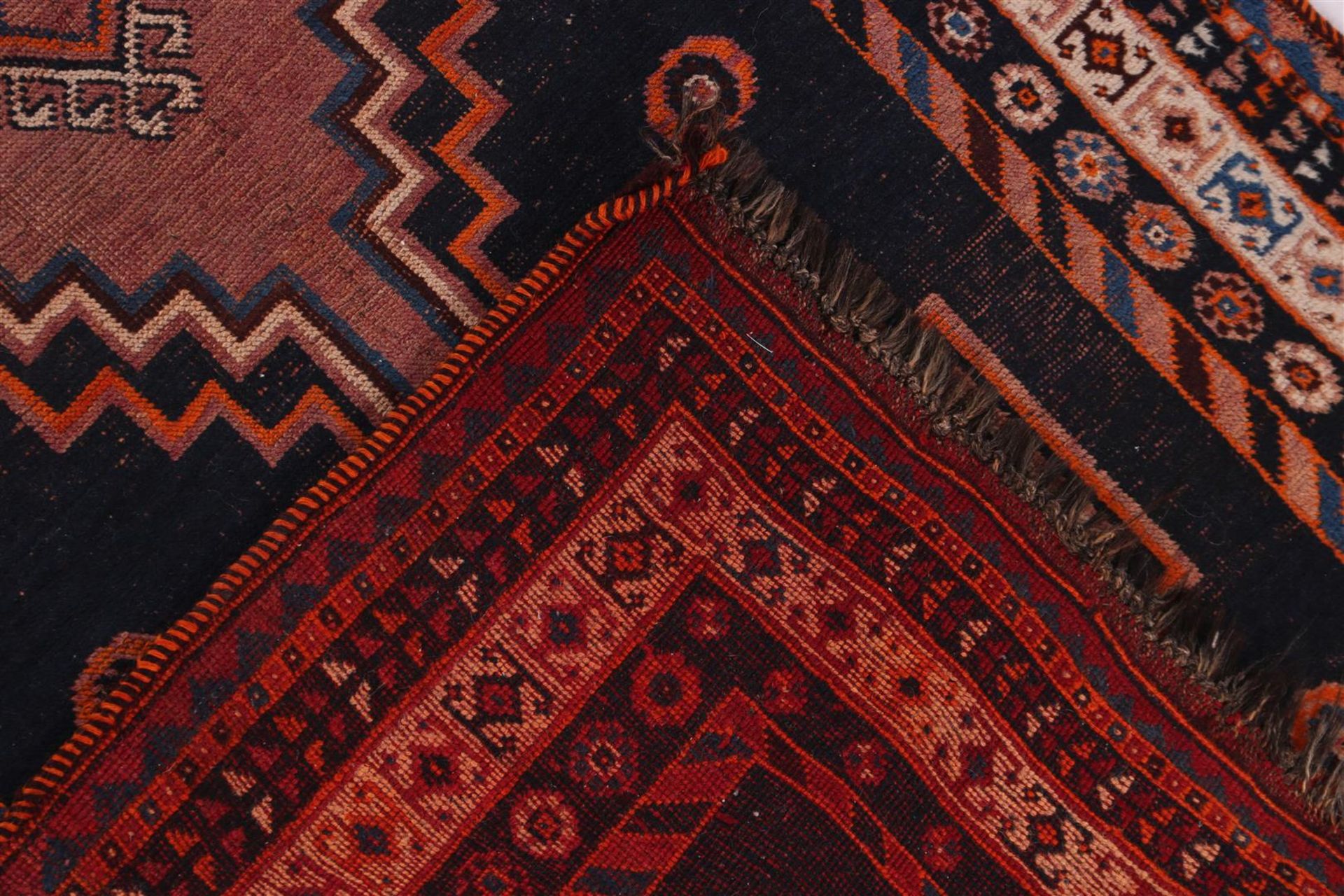 Hand-knotted oriental carpet, Bakhtiari Luri - Image 4 of 4