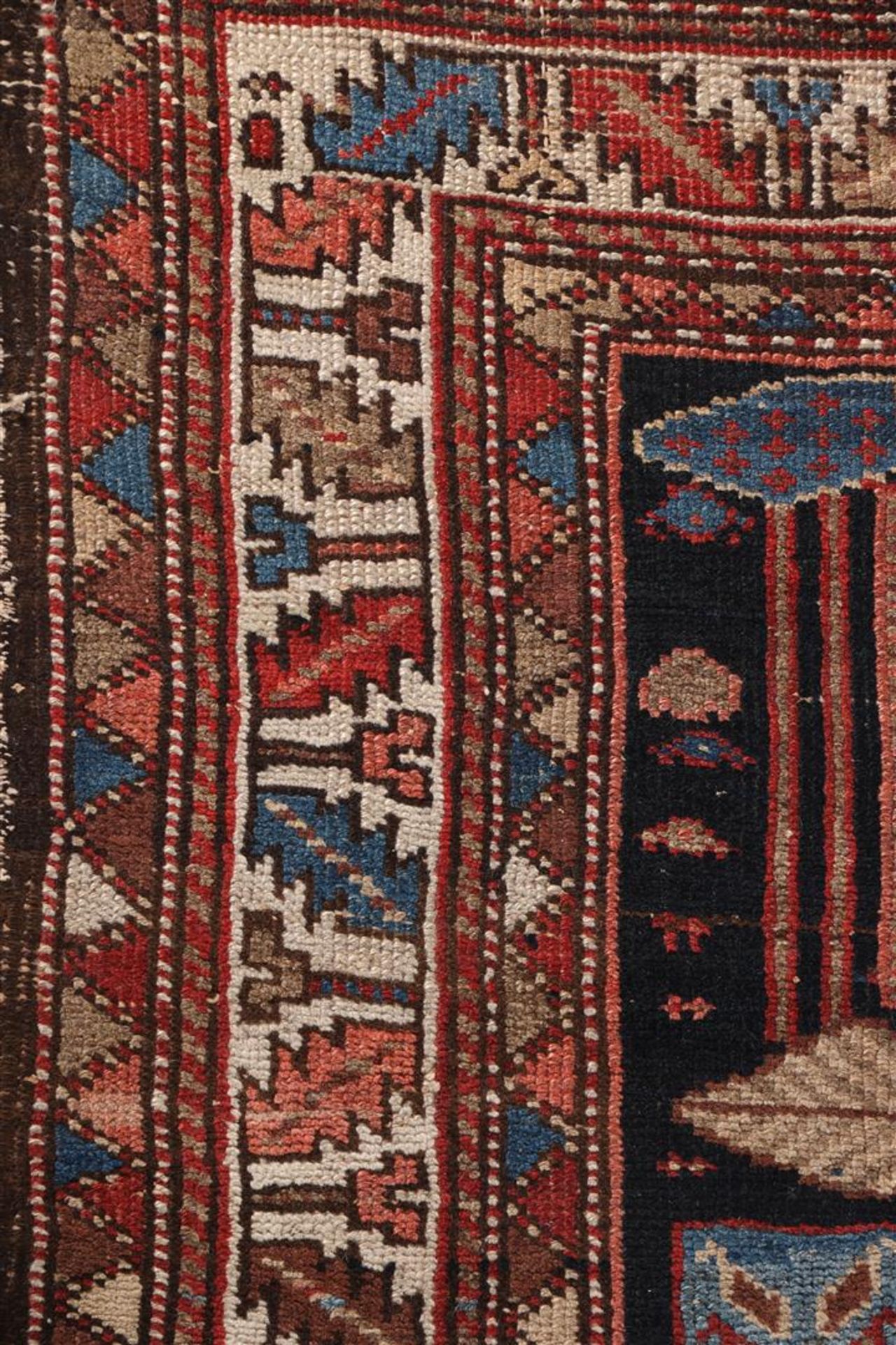 Hand-knotted oriental carpet, Bakhtiari Luri - Image 3 of 4