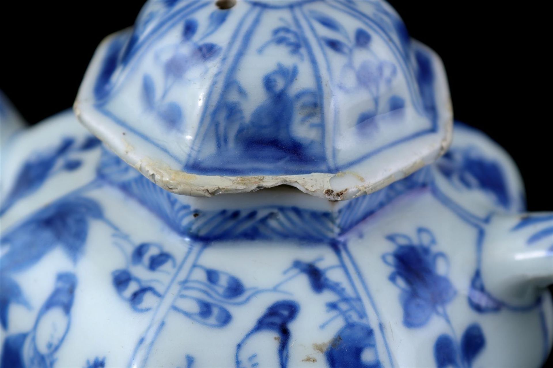 Porcelain octagonal teapot, Kangxi - Image 3 of 7