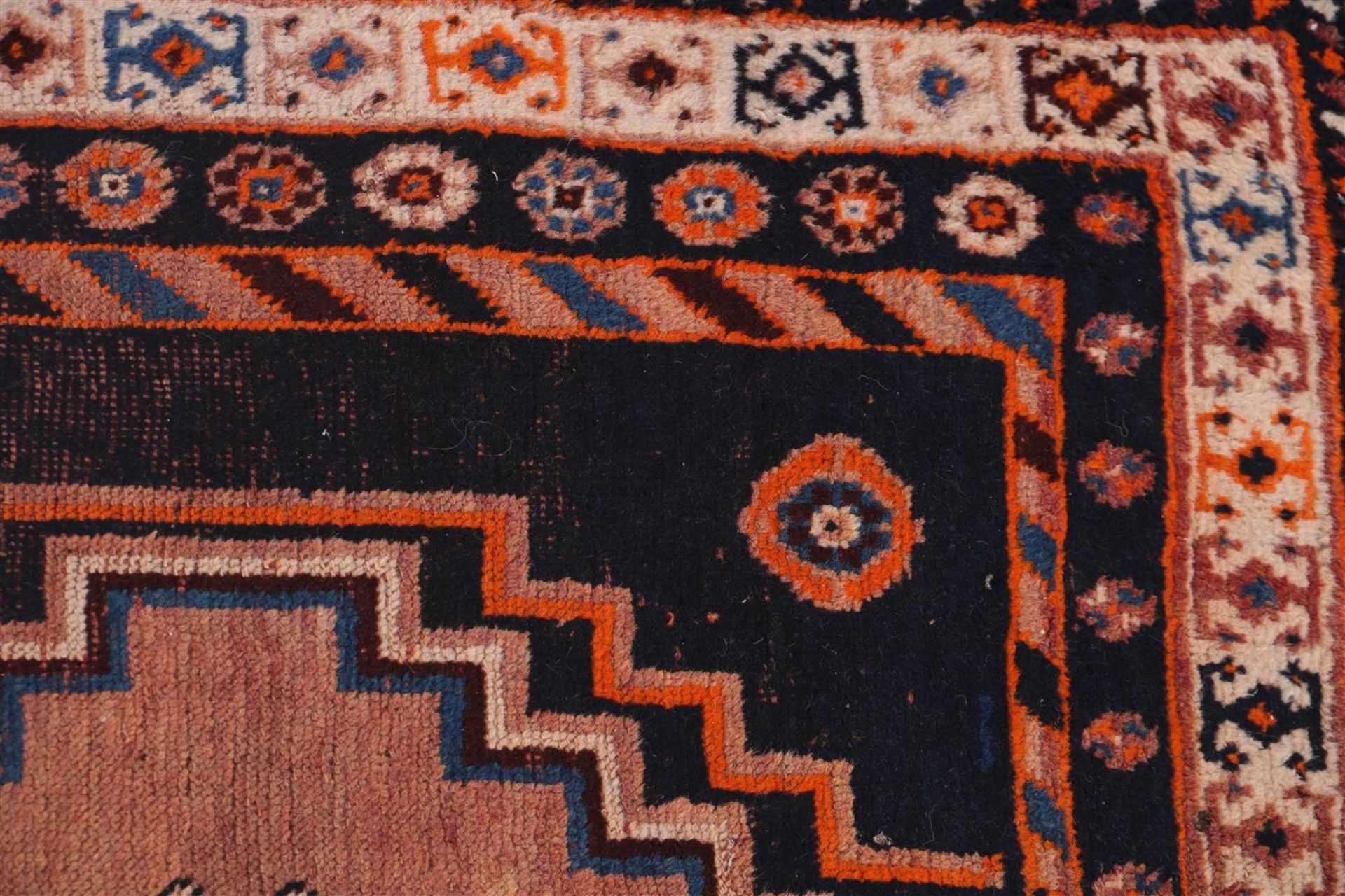 Hand-knotted oriental carpet, Bakhtiari Luri - Image 3 of 4