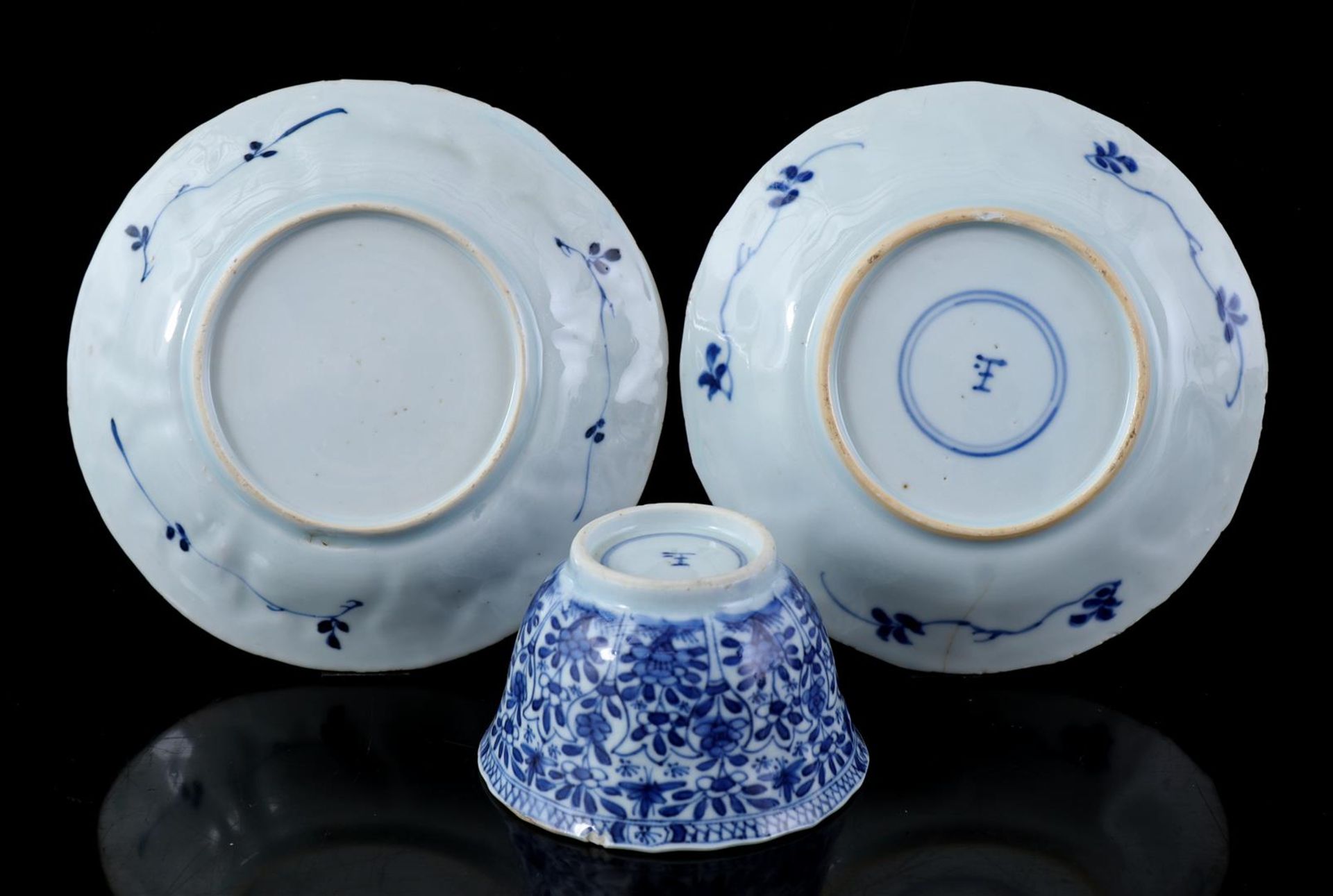Porcelain cup and 2 saucers, Kangxi/Yongzheng - Image 4 of 5
