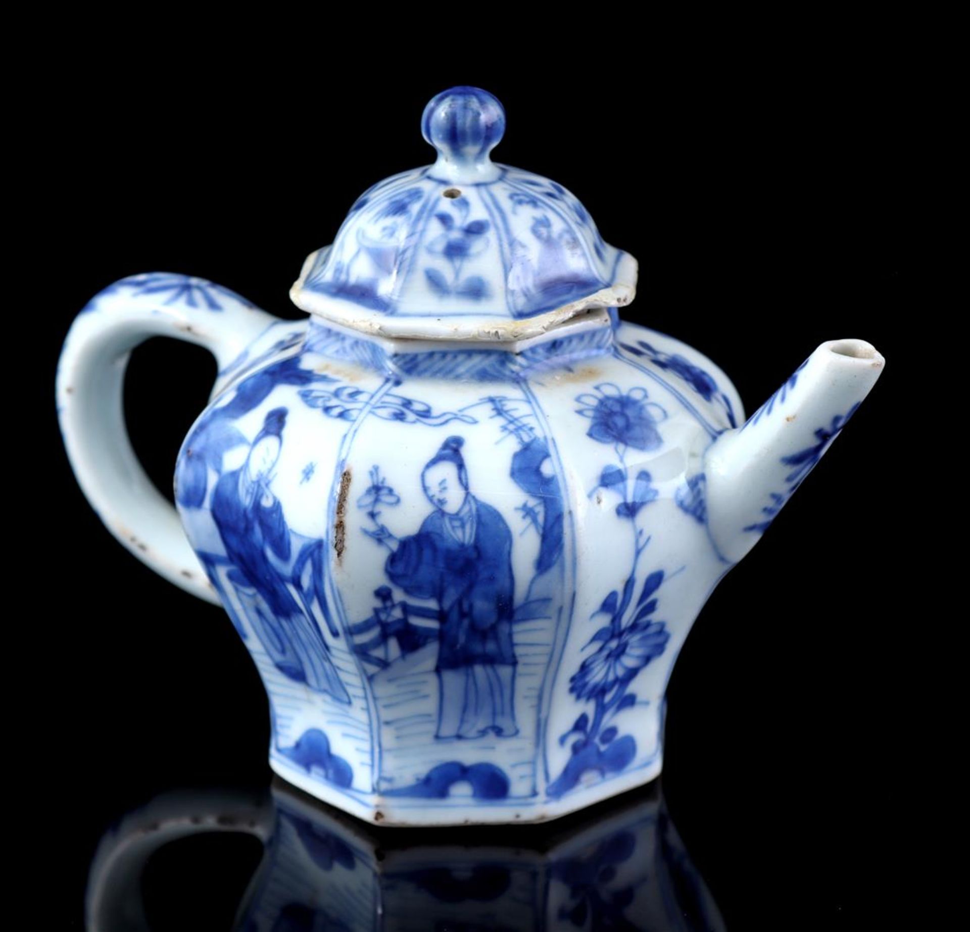 Porcelain octagonal teapot, Kangxi