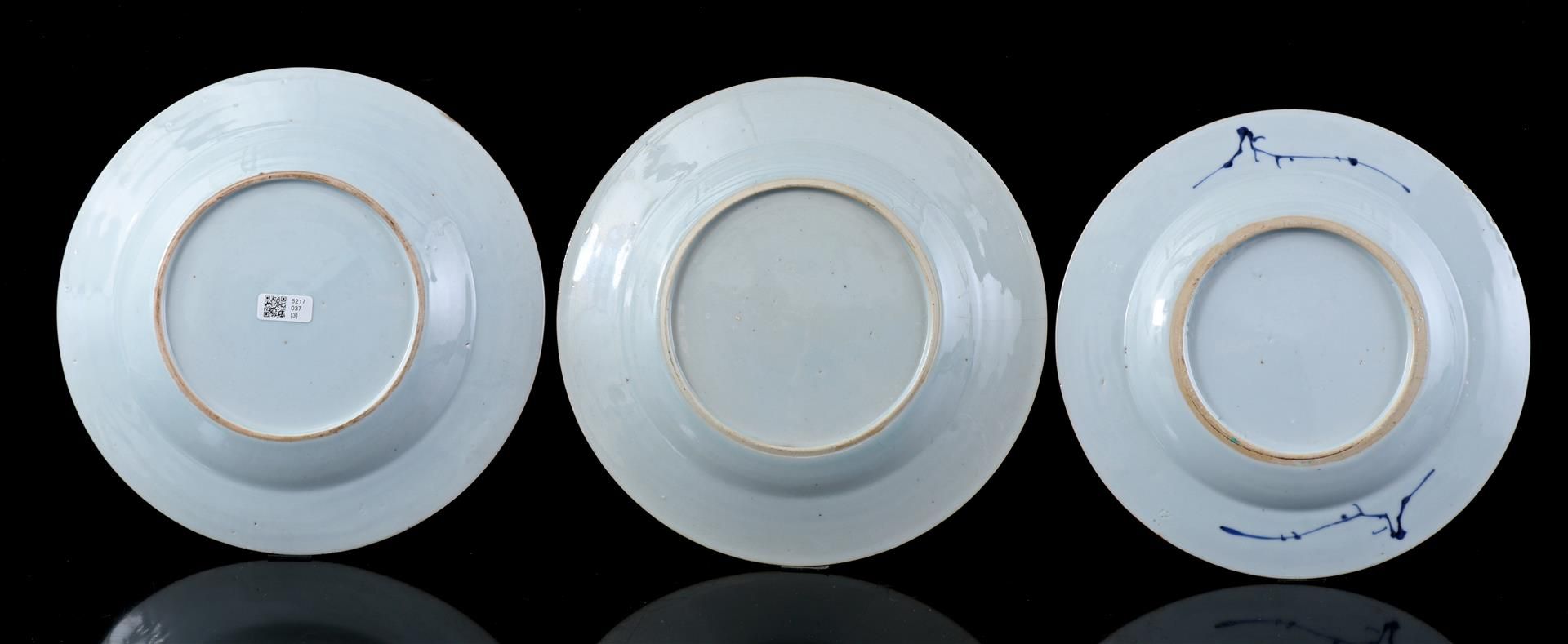 3 porcelain Imari dishes, Qianlong - Image 2 of 3