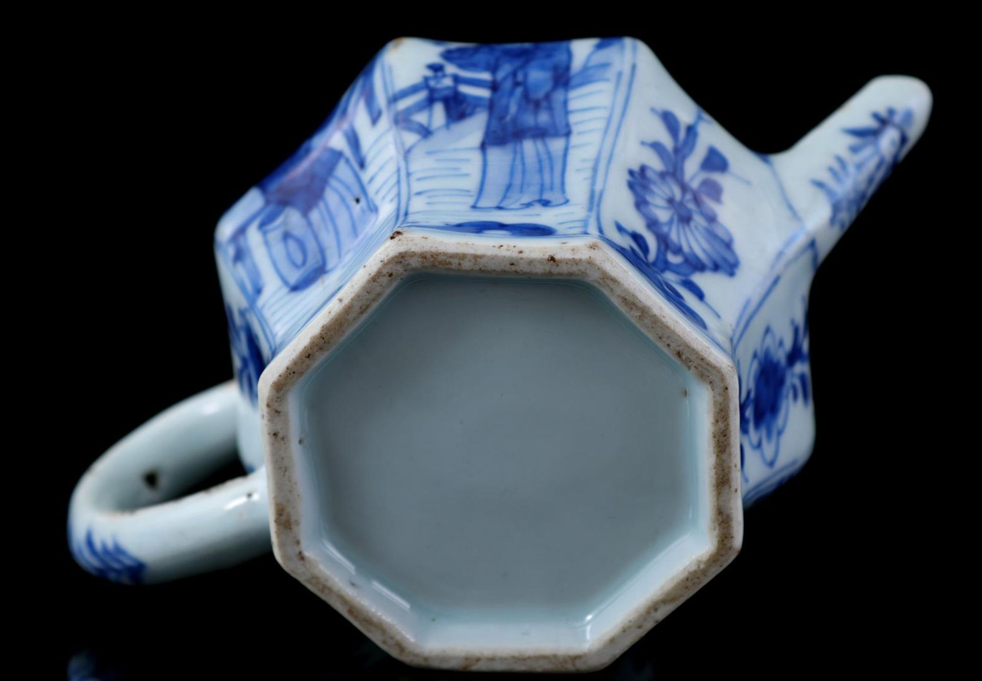 Porcelain octagonal teapot, Kangxi - Image 7 of 7