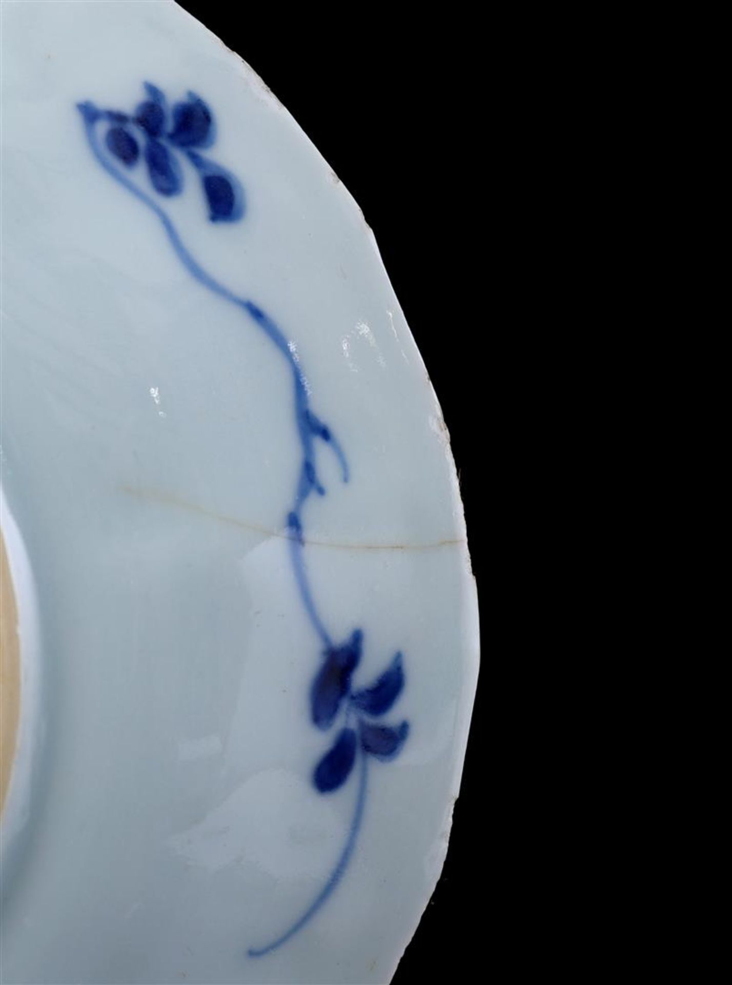 Porcelain cup and 2 saucers, Kangxi/Yongzheng - Image 5 of 5