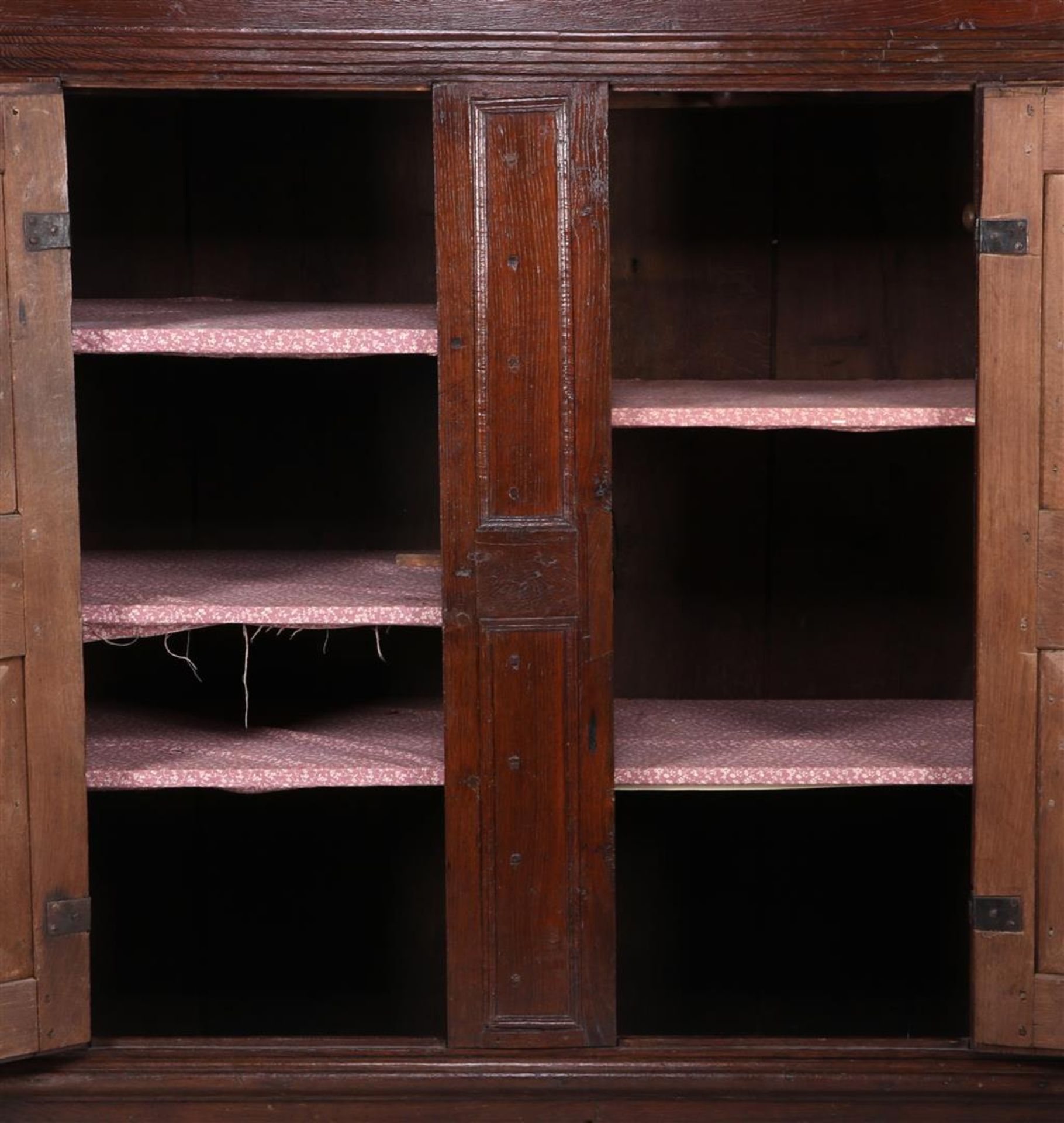 Robust oak 2-door cupboard - Image 2 of 2