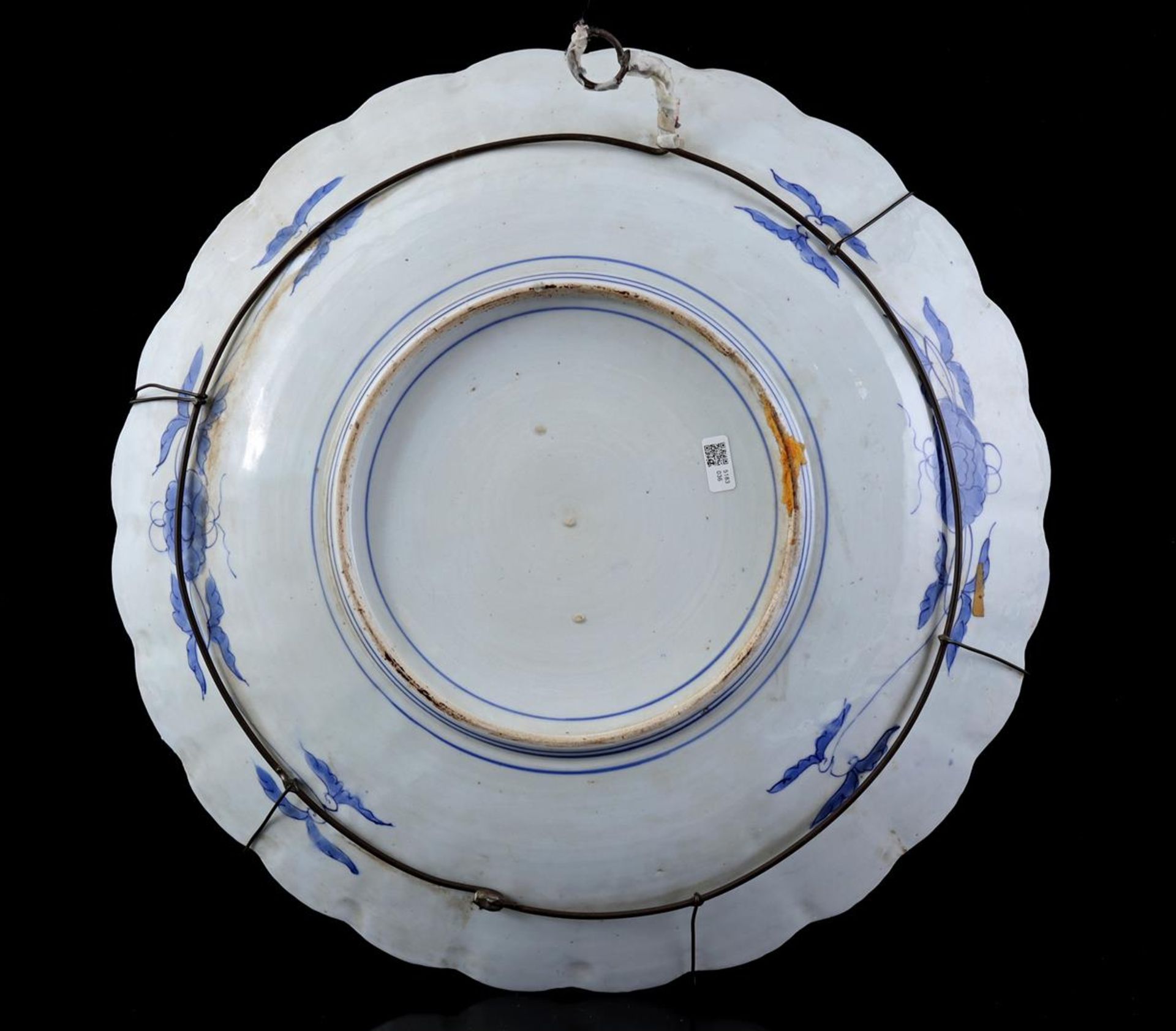 Lobed porcelain Imari dish, China ca. 1900 - Image 2 of 2