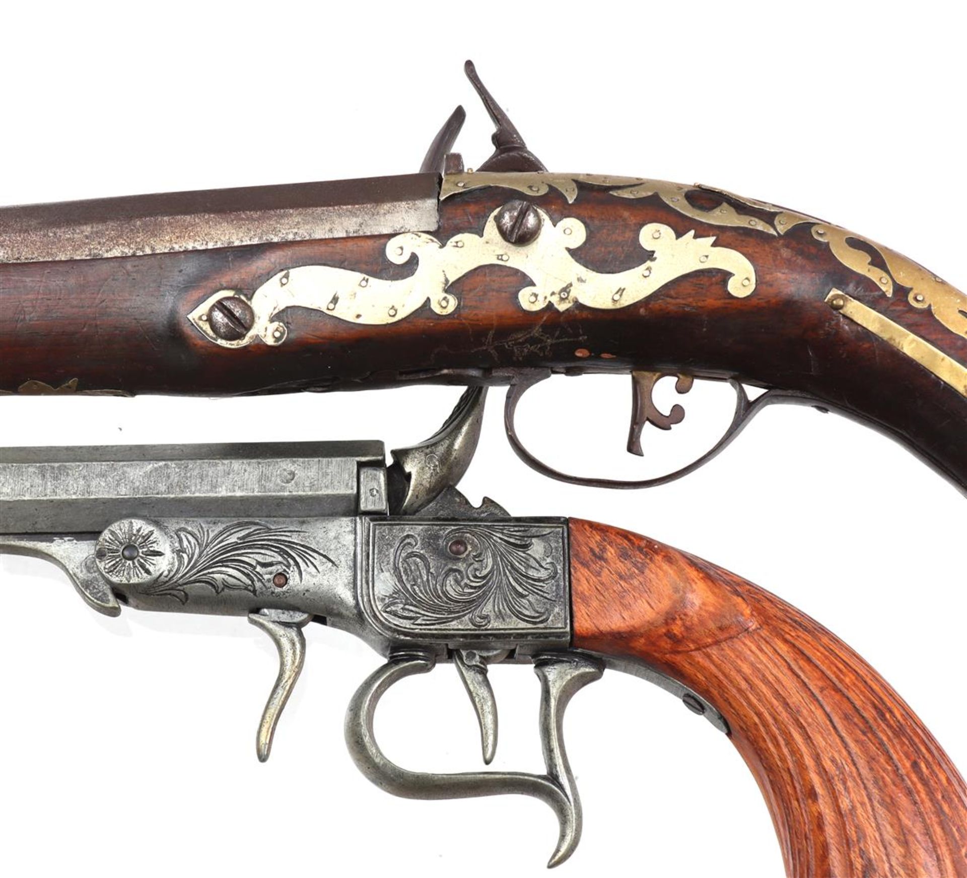 2 replica pistols and powder horn - Bild 2 aus 2