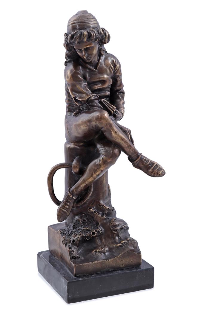 Bronze statue of a sitting boy on a mooring post