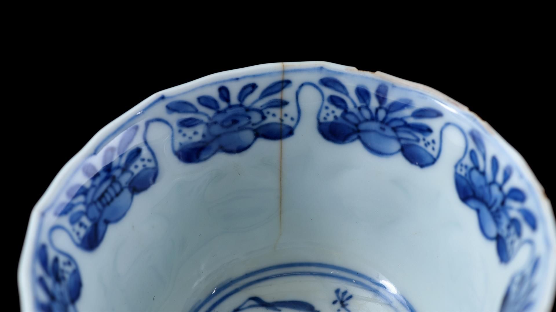 Porcelain cup and 2 saucers, Kangxi/Yongzheng - Image 2 of 5