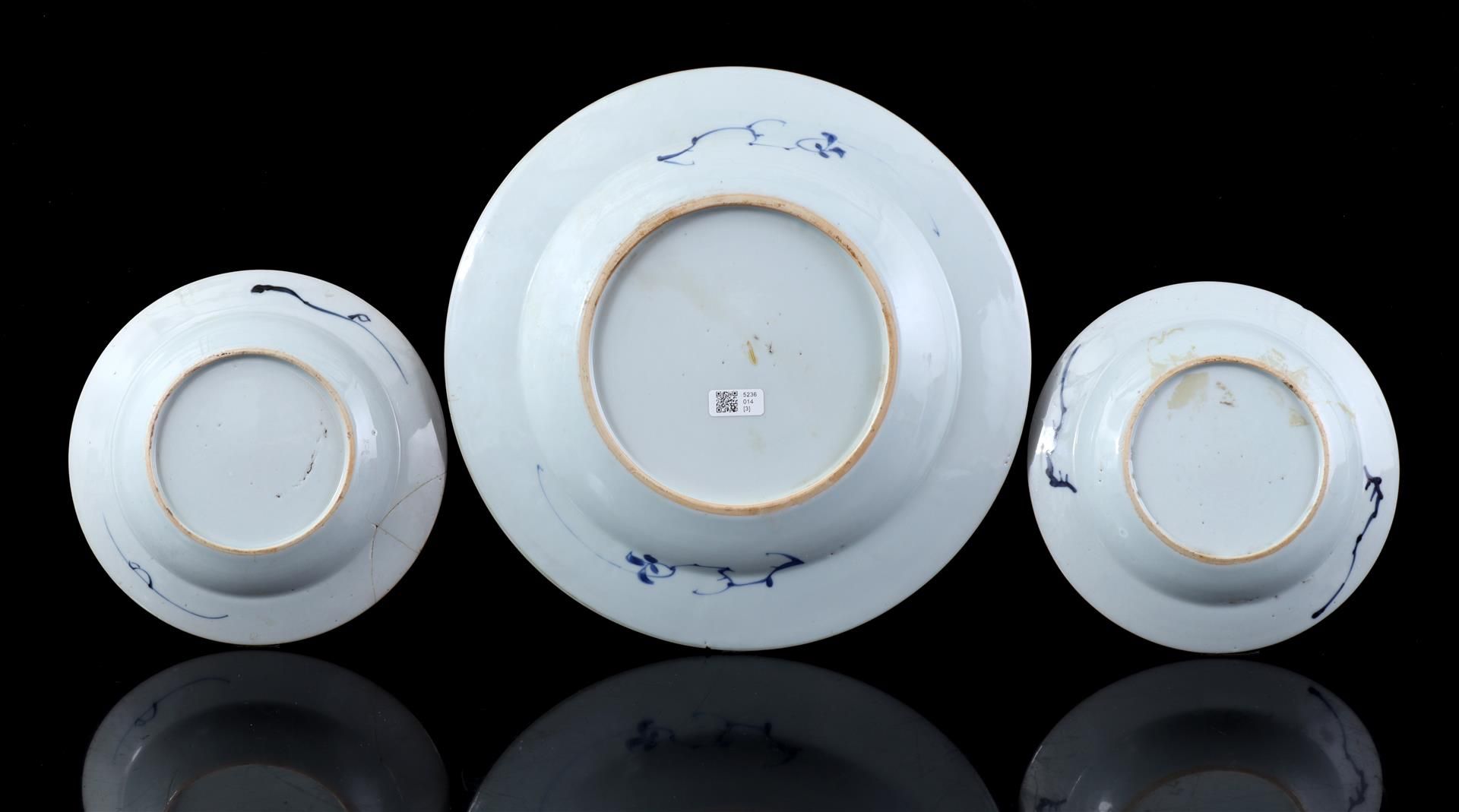 3 porcelain dishes, Yongzheng - Image 2 of 3