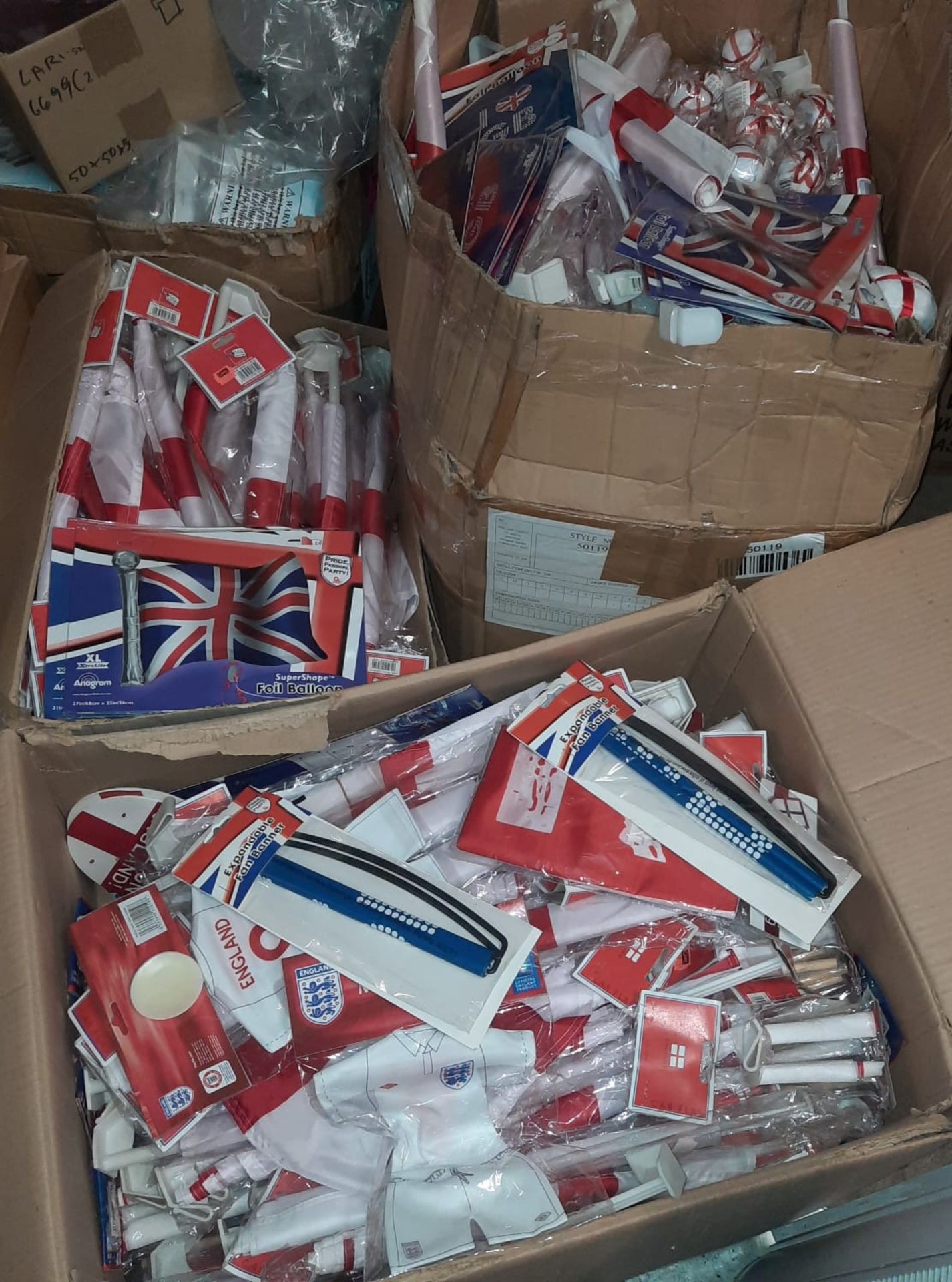 RRP OVER £800 - LARGE QUANTITY OF ENGLAND FAN BASE SUPPORTER'S MERCHANDISE - SALEROOM NEXT TO ROW (