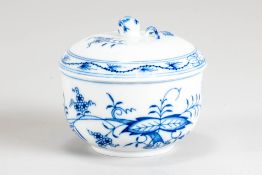 Zuckerdose mit Deckel. Meissen Zwiebelmuster