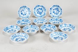 12 kleine Schalen. Meissen Zwiebelmuster