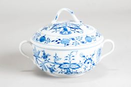 Suppenterrine mit Deckel. Meissen Zwiebelmuster