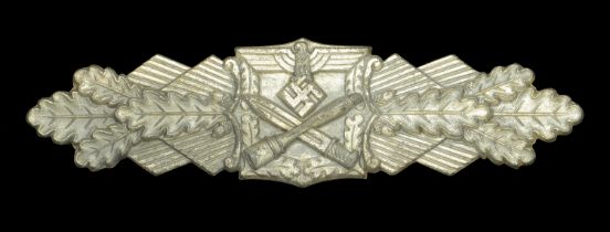 A Wehrmacht Close Combat Clasp in Silver. A very rare 1945 'Last Ditch' production, the are...