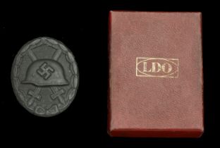 A 1939 Black Wound Badge in Presentation Box. A superb quality mid-War type with semi-gloss...