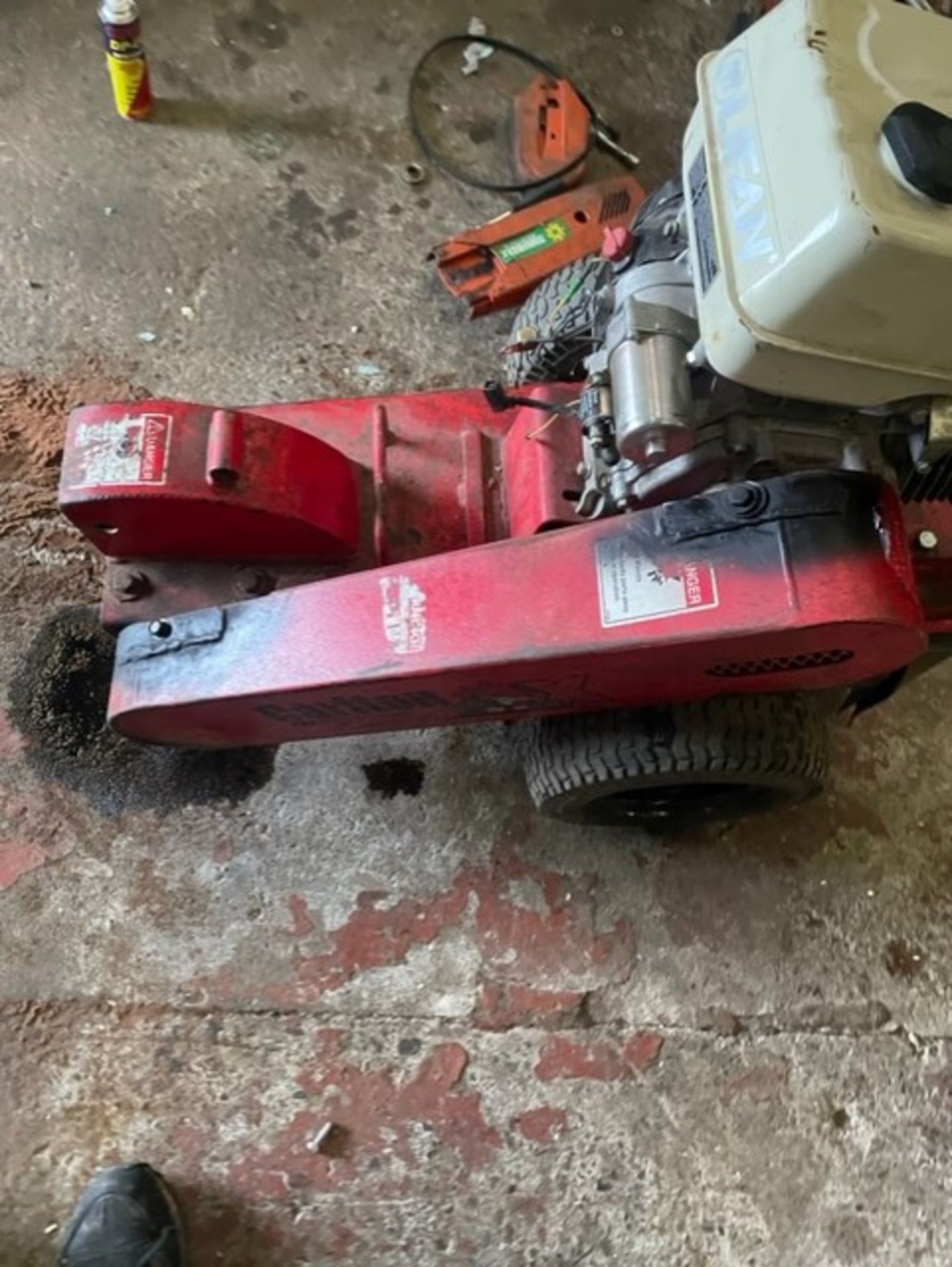 Carlton stump grinder that has an electric start lifan 390 engine in it the engine fires up and only - Image 4 of 7