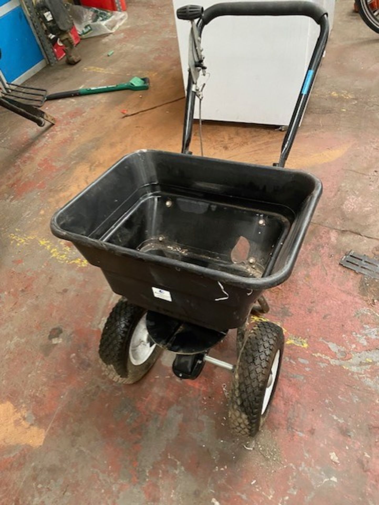 Spreader for Salt/Grit/Seed etc , sold as seen - Image 3 of 3