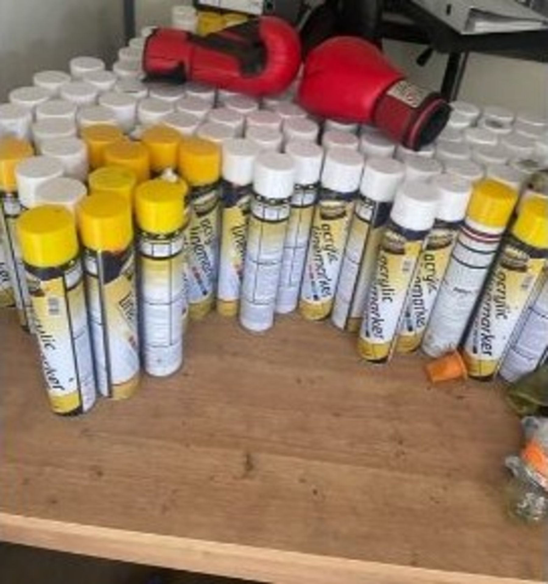 20 tins of white marker spray as a lot